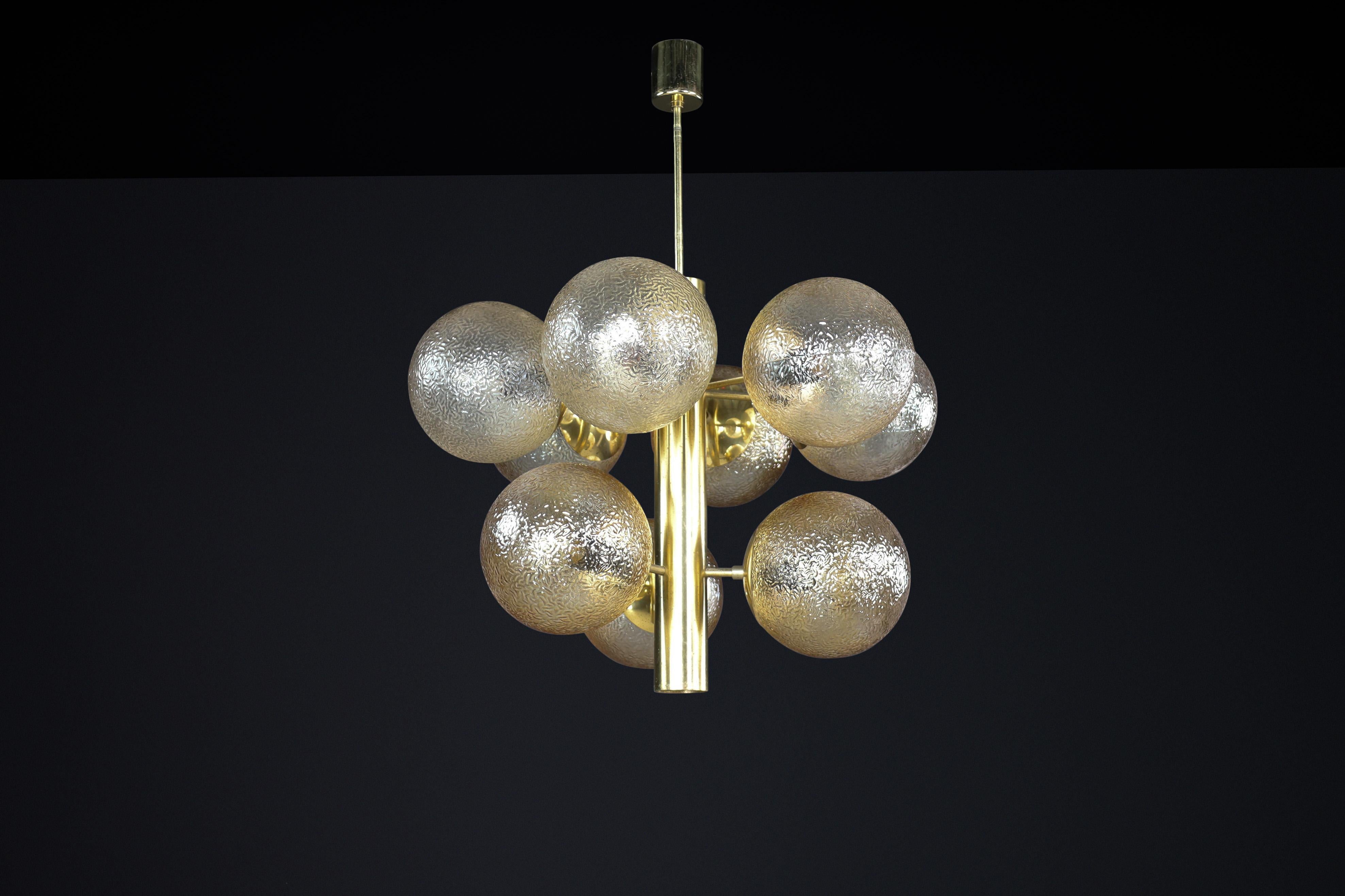 Lampadario in ottone patinato con nove globi color oro, Germania 1960 in vendita 3