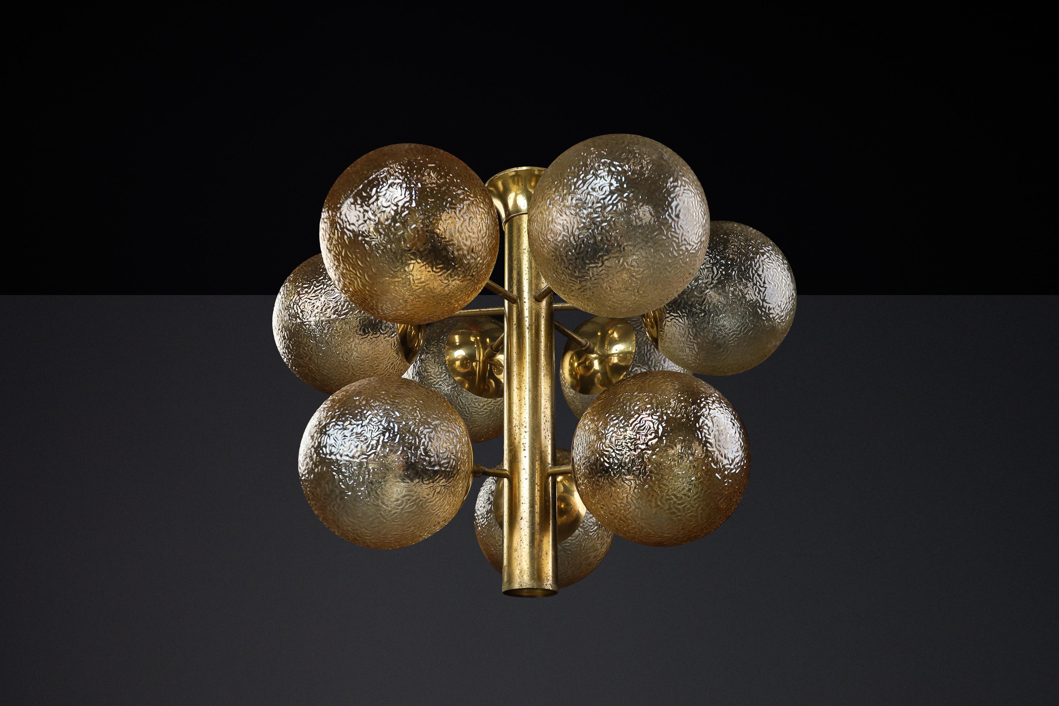 Lampadario in ottone patinato con nove globi color oro, Germania 1960 in vendita 3
