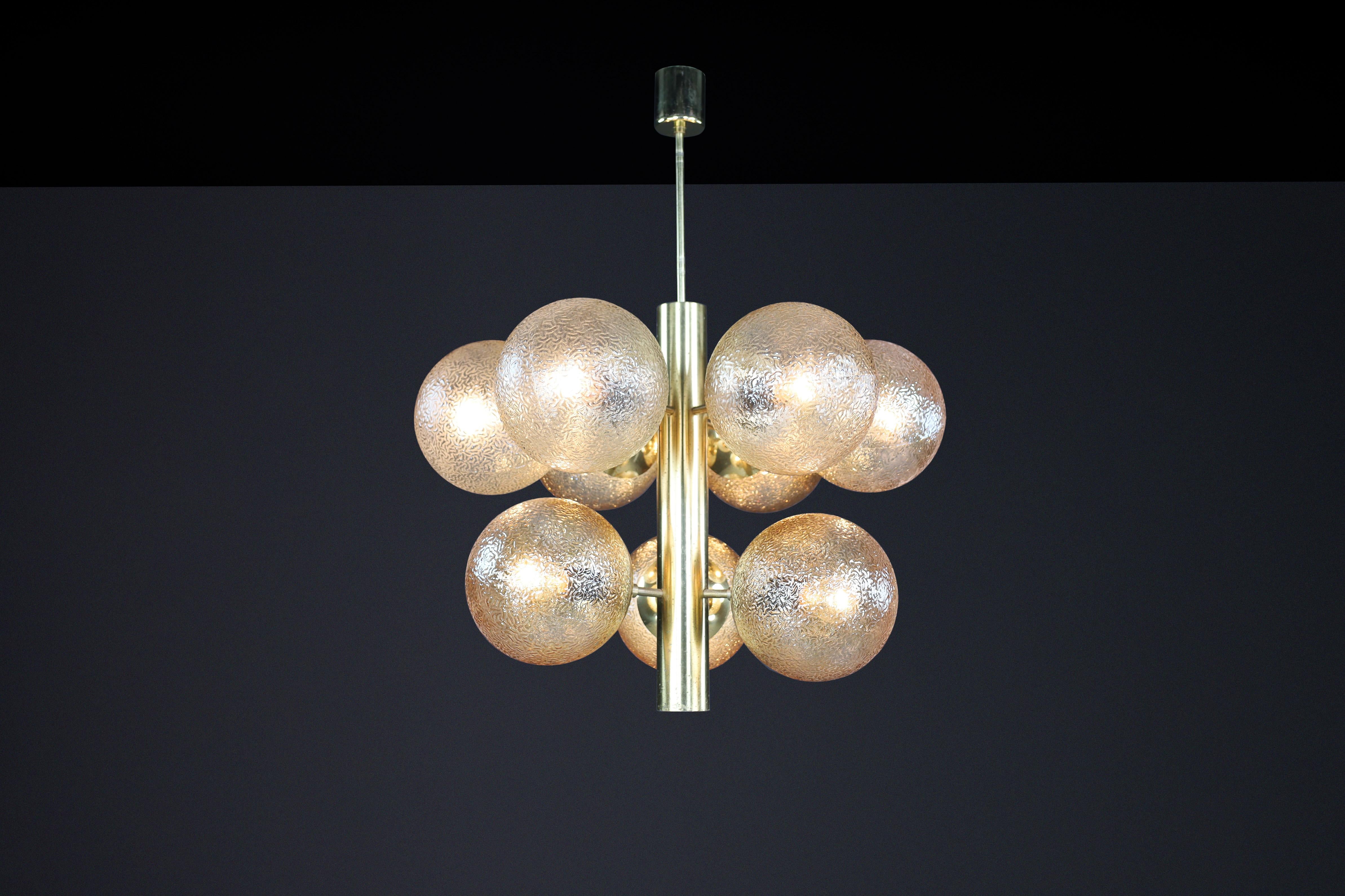 Lampadario in ottone patinato con nove globi color oro, Germania 1960 in vendita 5