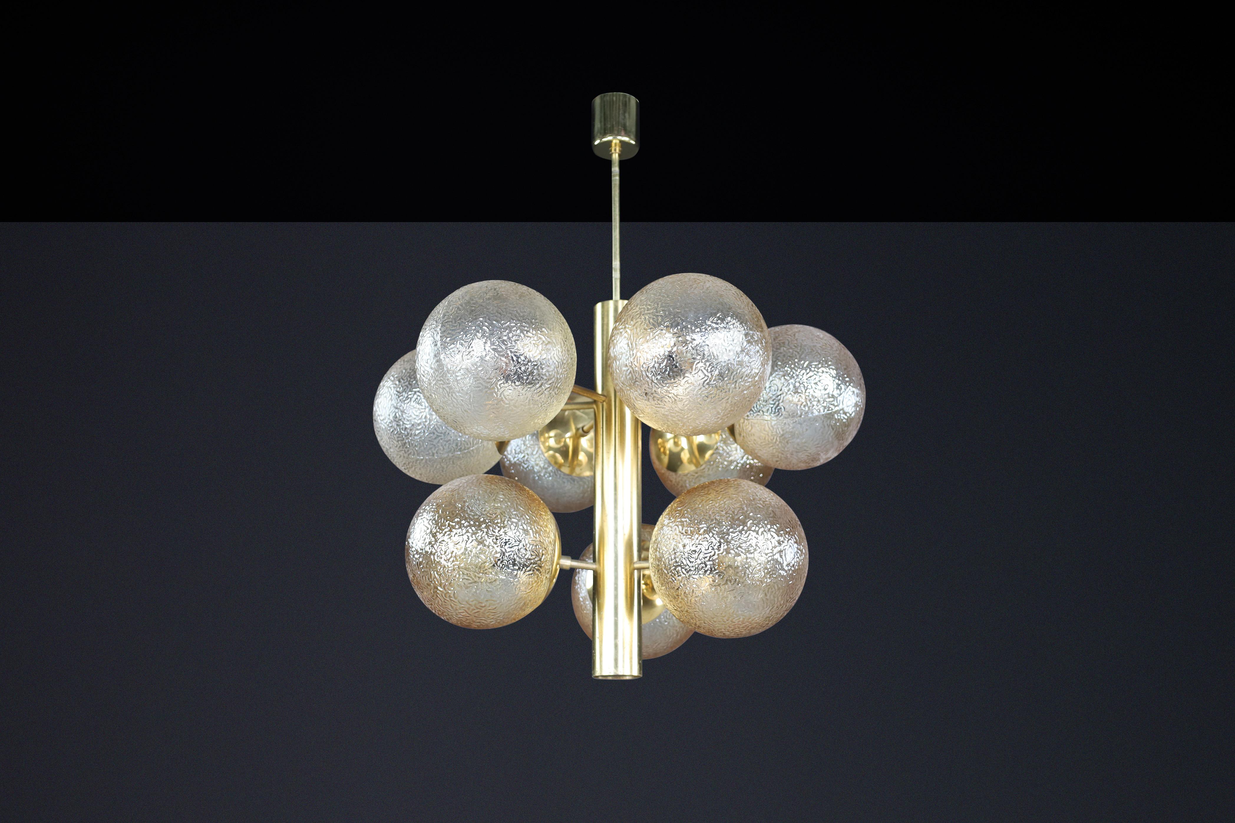 Lampadario in ottone patinato con nove globi color oro, Germania 1960 in vendita 6