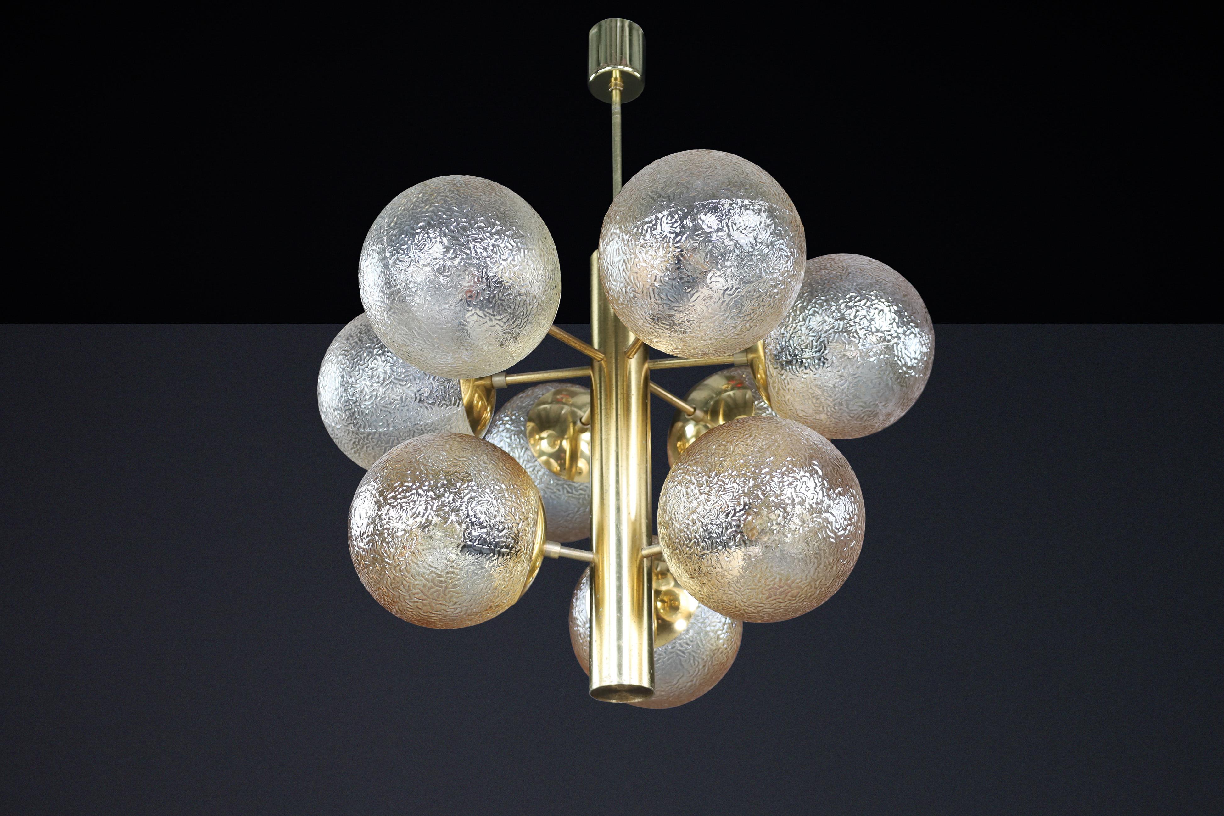 Lampadario in ottone patinato con nove globi color oro, Germania 1960 in vendita 8