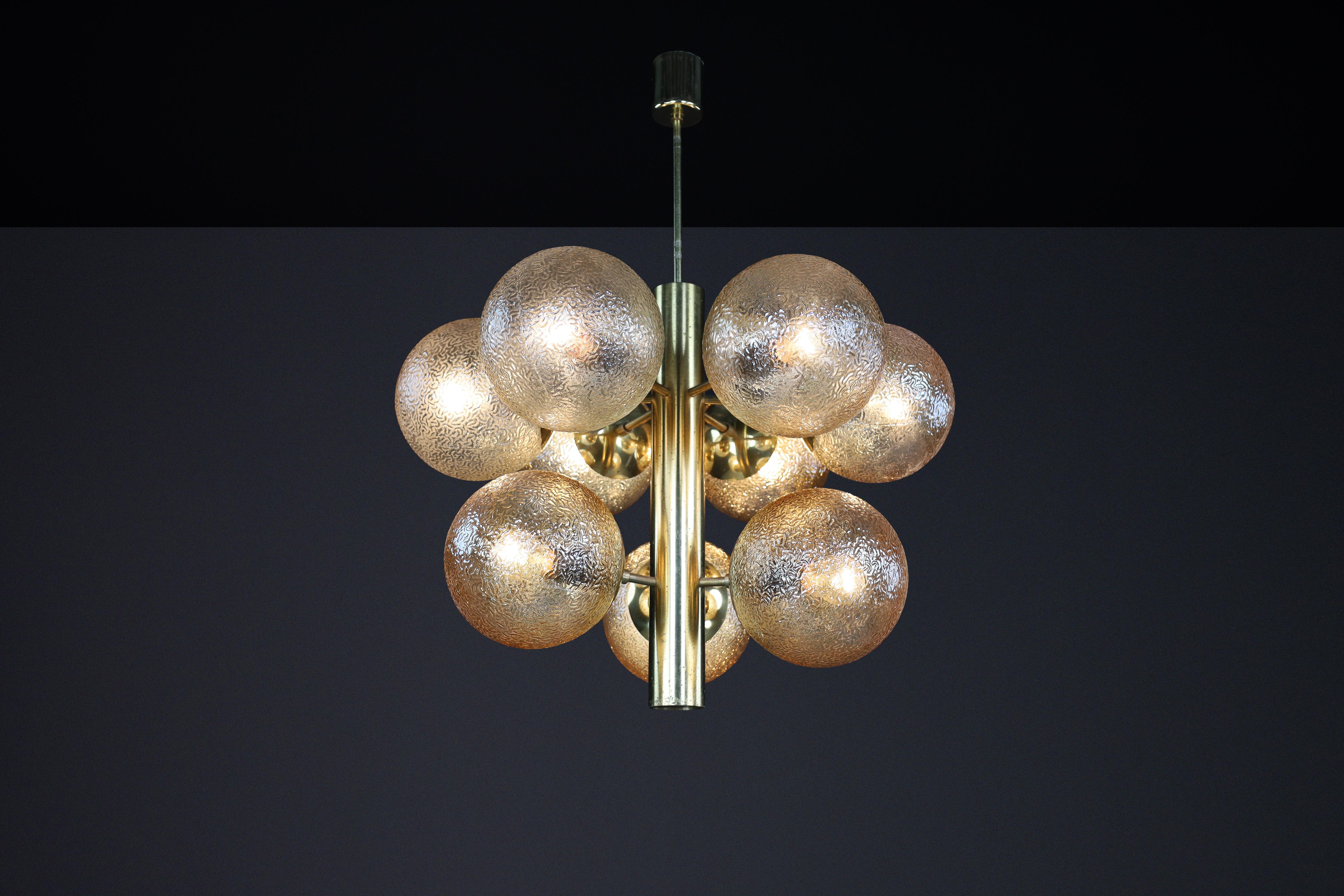 Lampadario in ottone patinato con nove globi color oro, Germania 1960

Questo lampadario Sputnik della metà del secolo scorso rappresenta un notevole esempio di eccellenza del design, realizzato da Kaiser Leuchten in Germania negli anni '60.