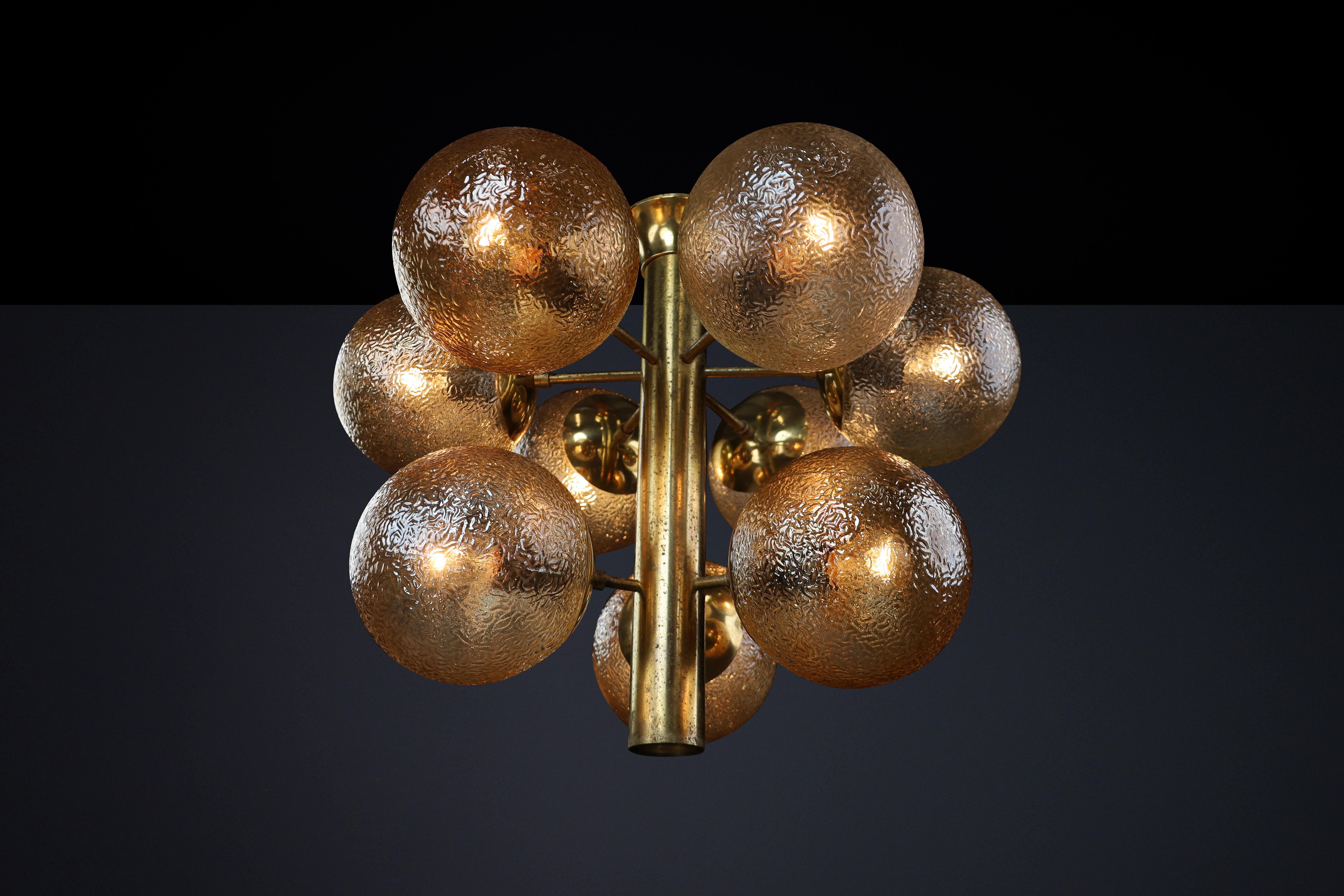 Lampadario in ottone patinato con nove globi color oro, Germania 1960

Questo lampadario Sputnik della metà del secolo scorso rappresenta un notevole esempio di eccellenza del design, realizzato da Kaiser Leuchten in Germania negli anni '60.