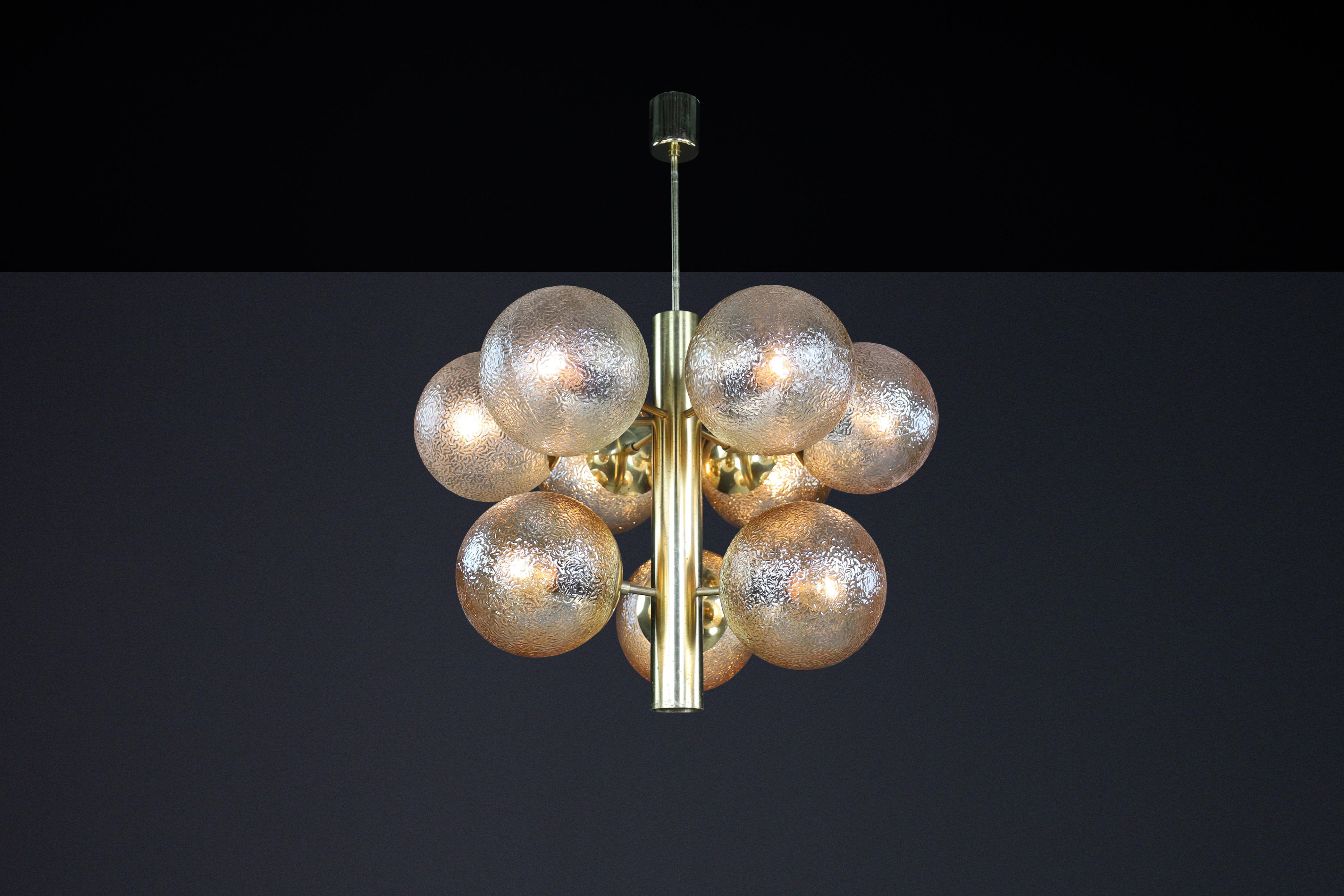 Tedesco Lampadario in ottone patinato con nove globi color oro, Germania 1960 in vendita