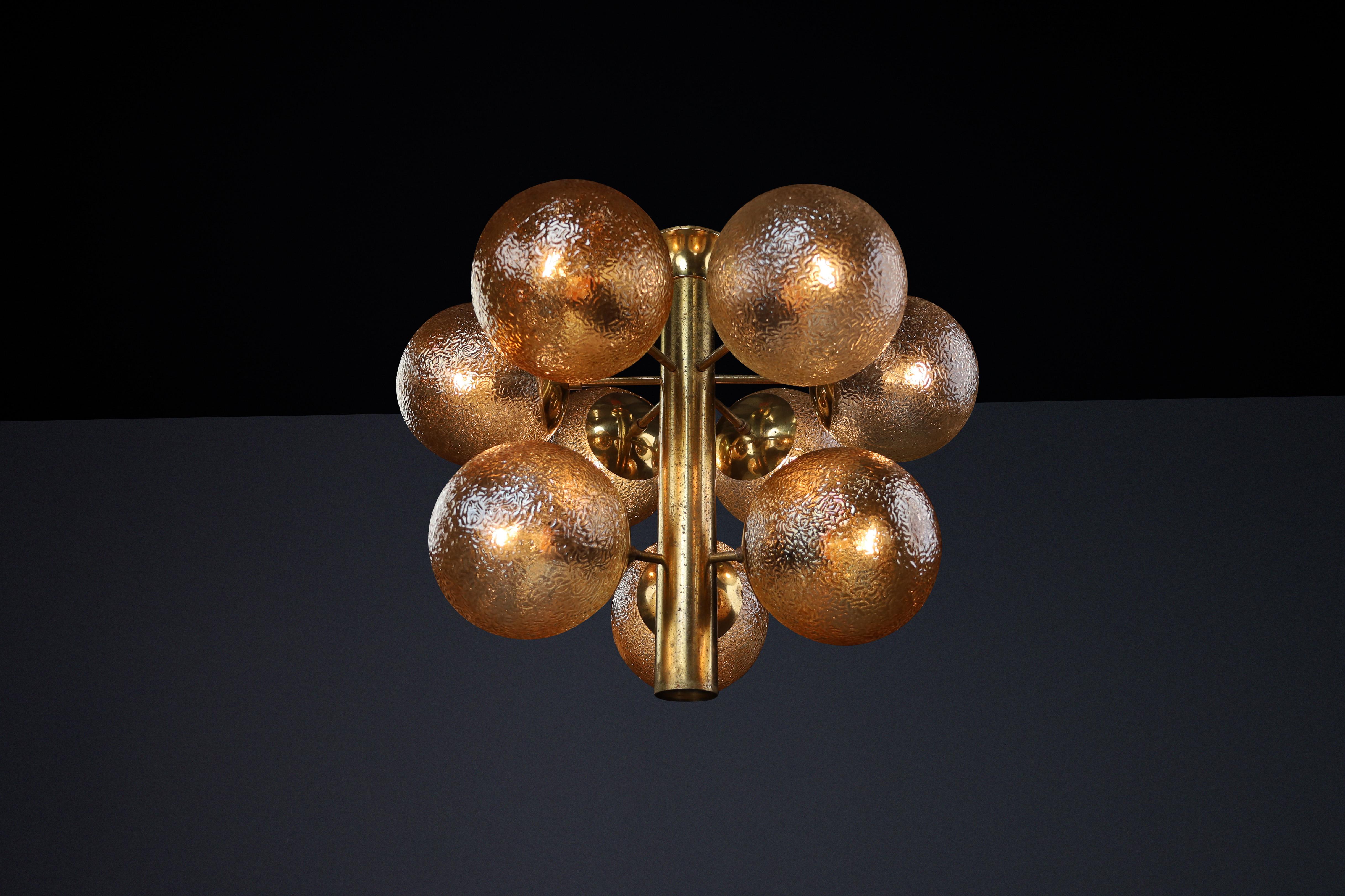 Tedesco Lampadario in ottone patinato con nove globi color oro, Germania 1960 in vendita