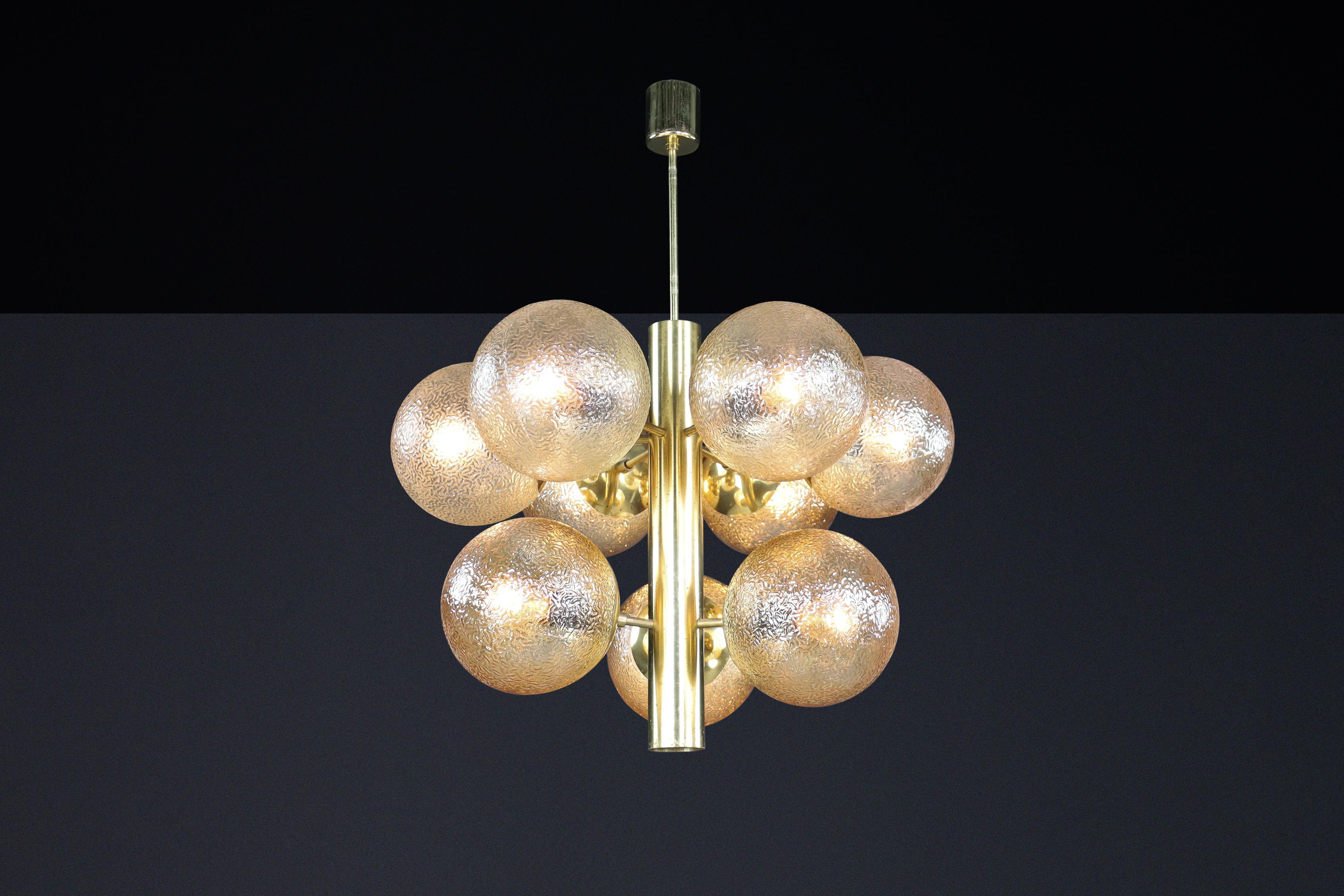 Lampadario in ottone patinato con nove globi color oro, Germania 1960 In condizioni buone in vendita a Almelo, NL