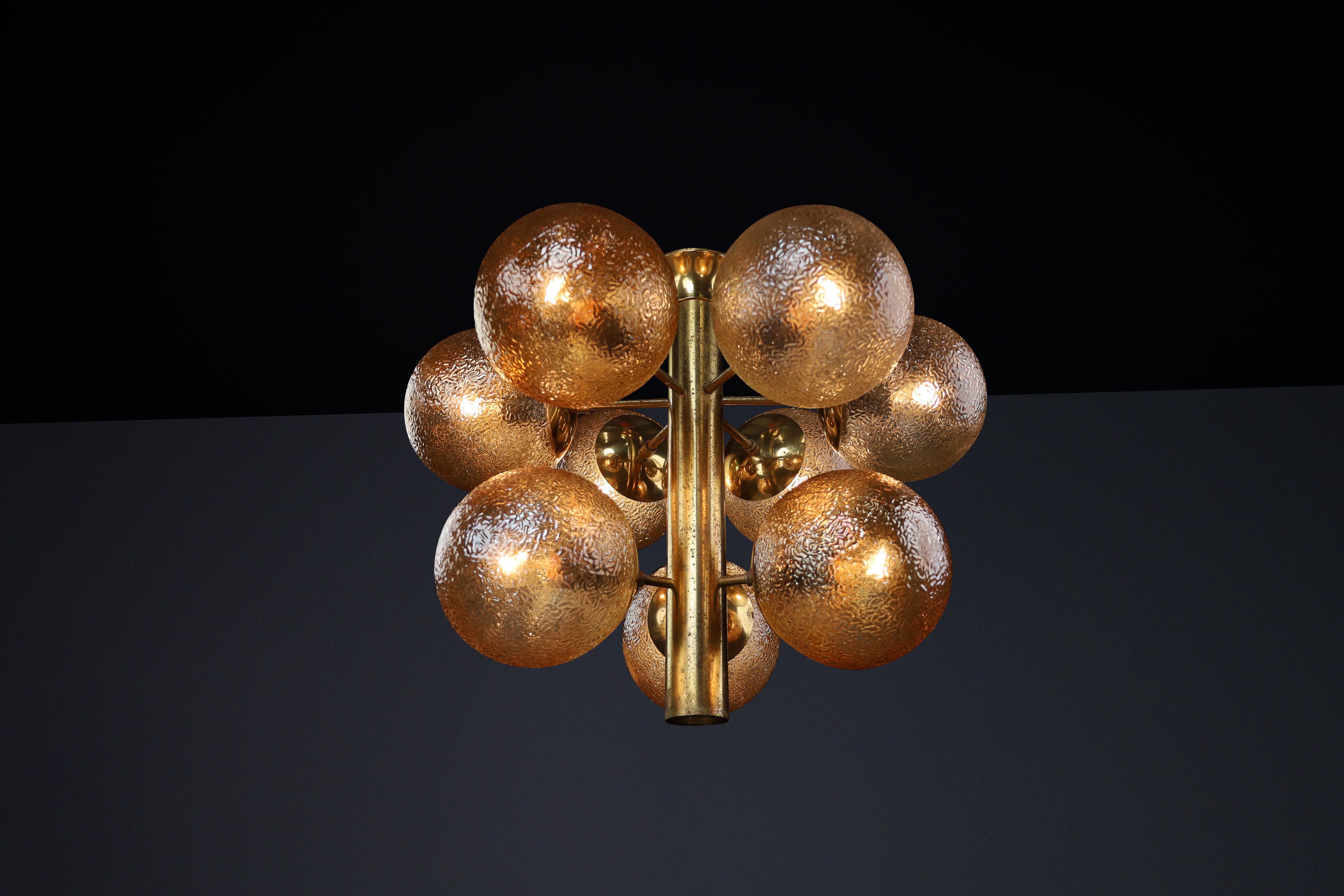 Lampadario in ottone patinato con nove globi color oro, Germania 1960 In condizioni buone in vendita a Almelo, NL