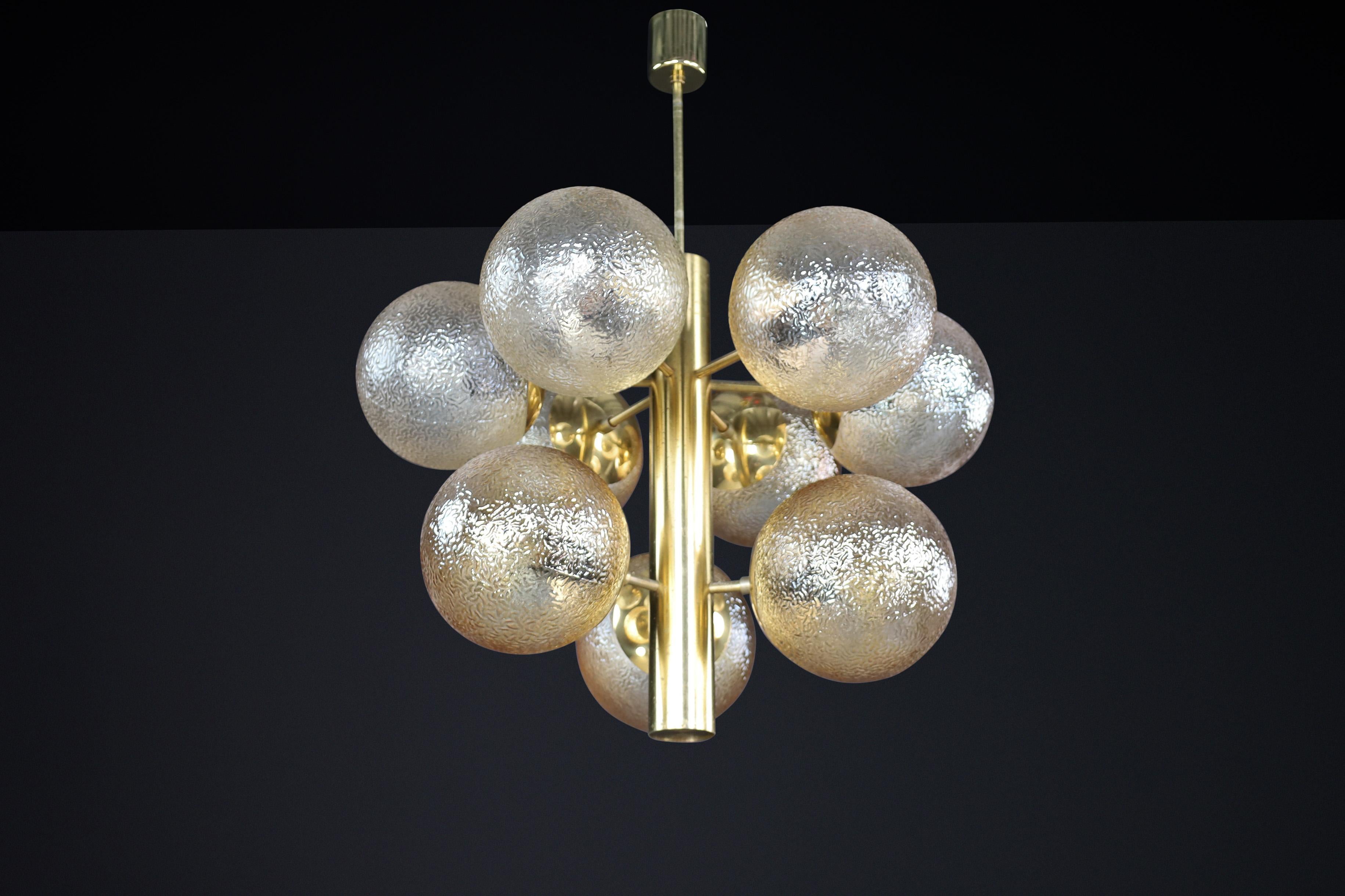 XX secolo Lampadario in ottone patinato con nove globi color oro, Germania 1960 in vendita
