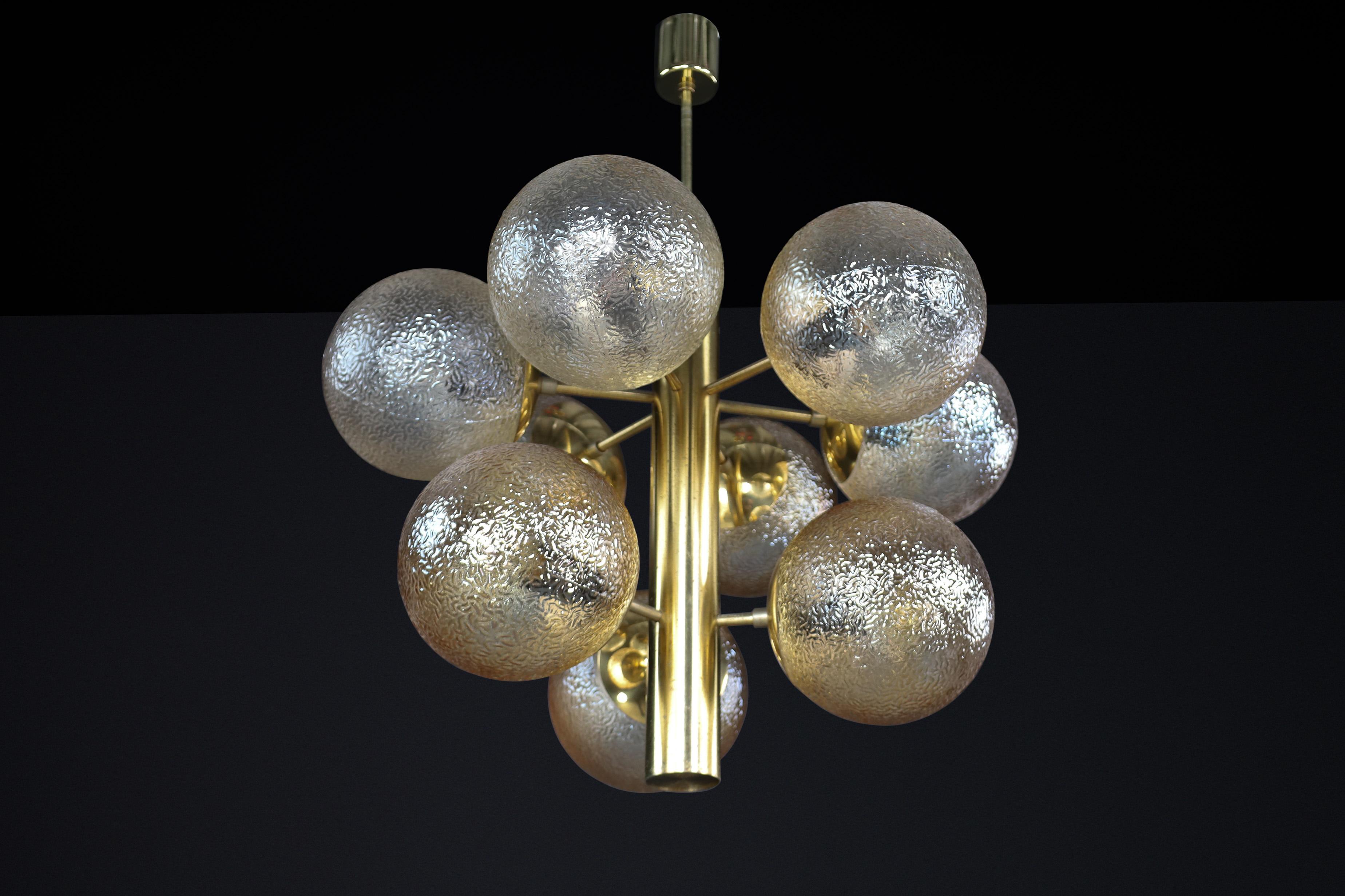 Ottone Lampadario in ottone patinato con nove globi color oro, Germania 1960 in vendita