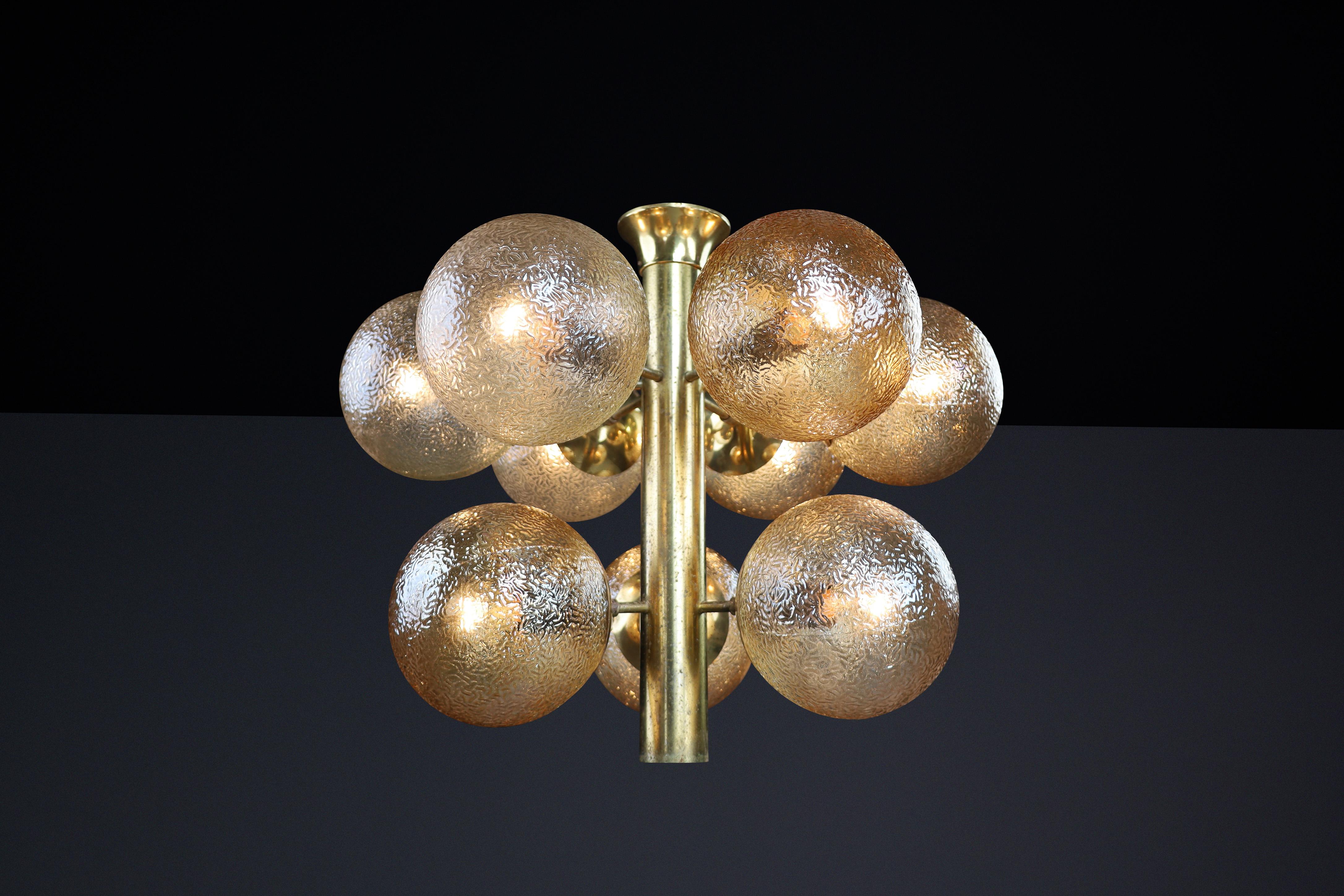 Ottone Lampadario in ottone patinato con nove globi color oro, Germania 1960 in vendita