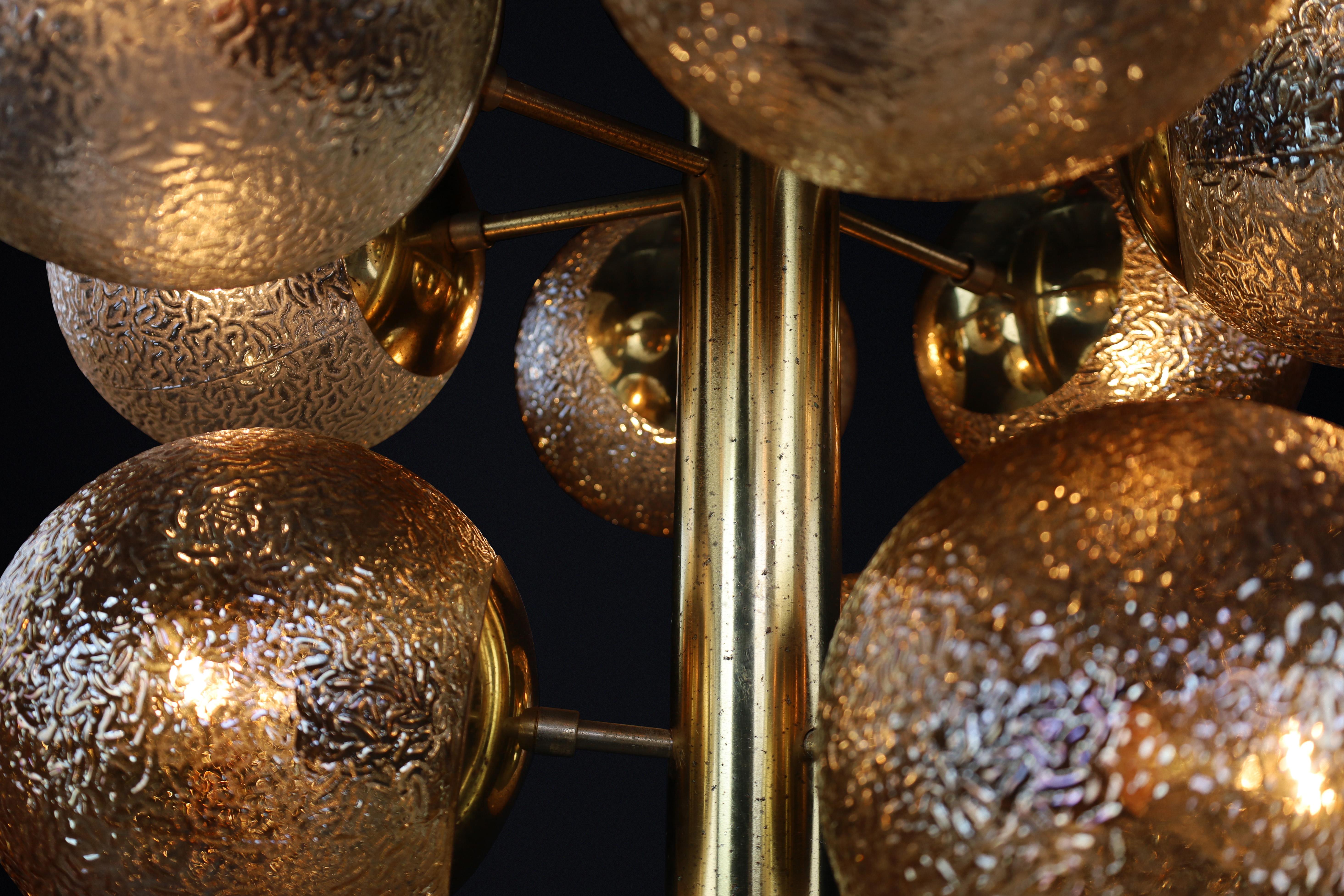 Lampadario in ottone patinato con nove globi color oro, Germania 1960 in vendita 1