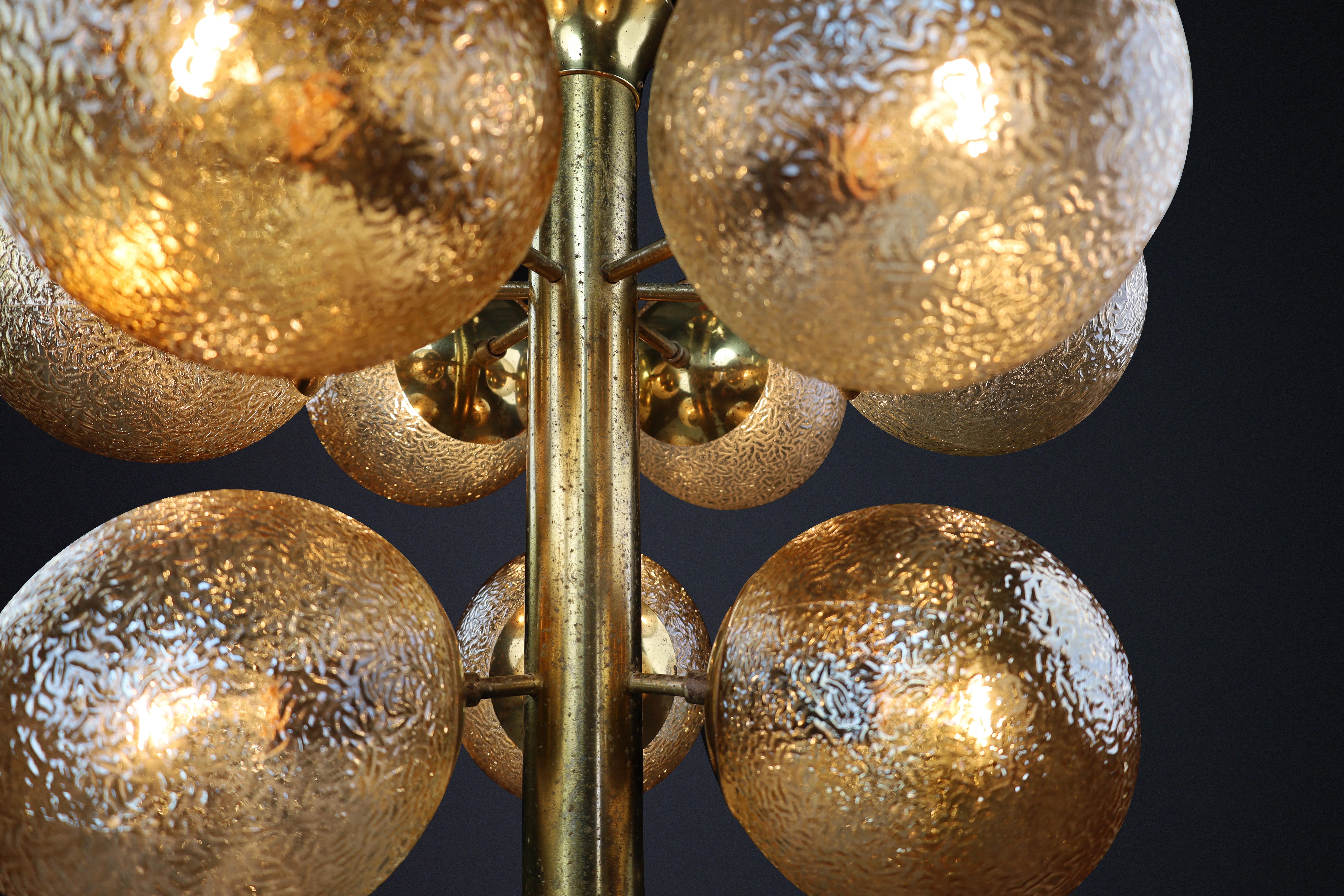 Lampadario in ottone patinato con nove globi color oro, Germania 1960 in vendita 1