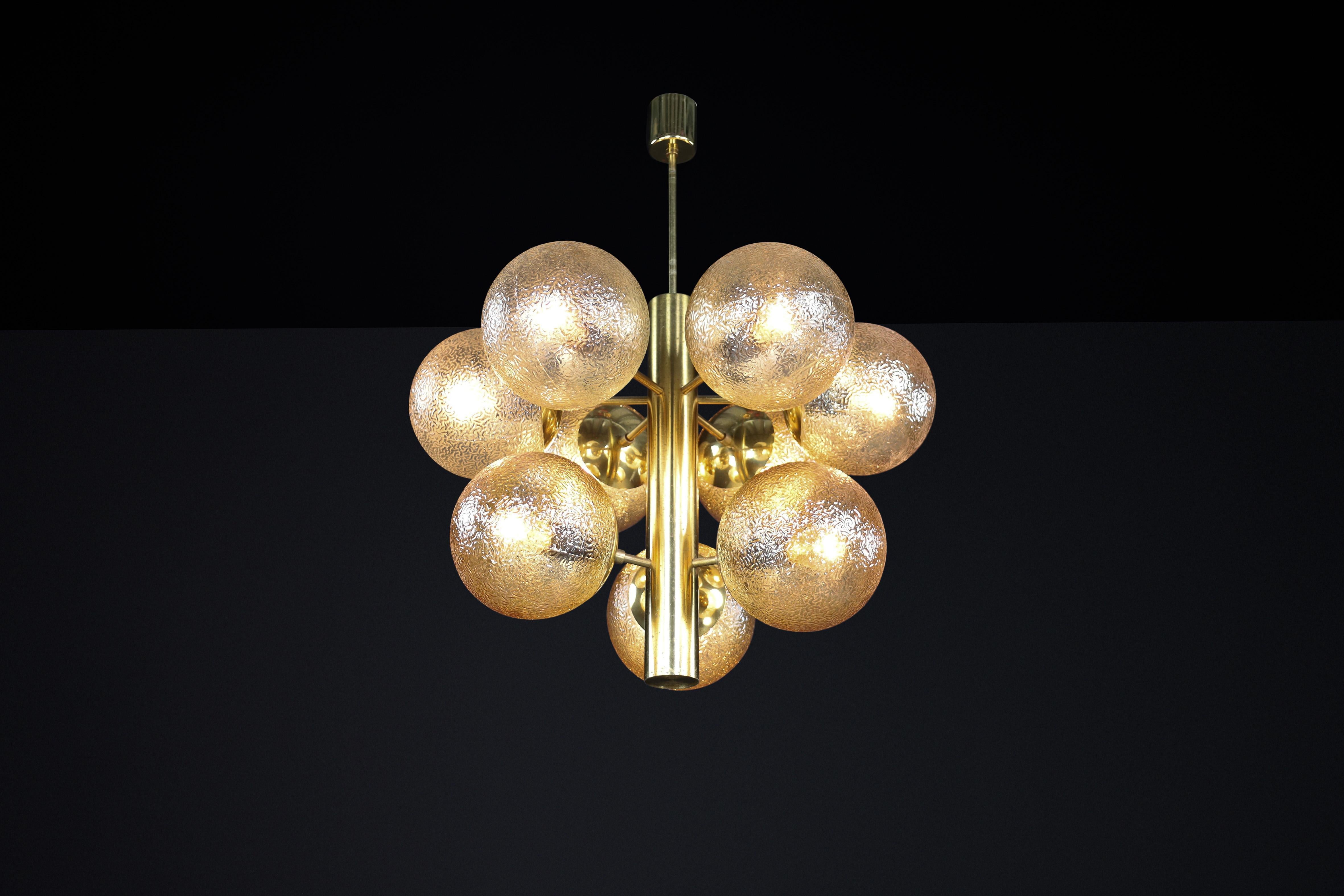 Lampadario in ottone patinato con nove globi color oro, Germania 1960 in vendita 2