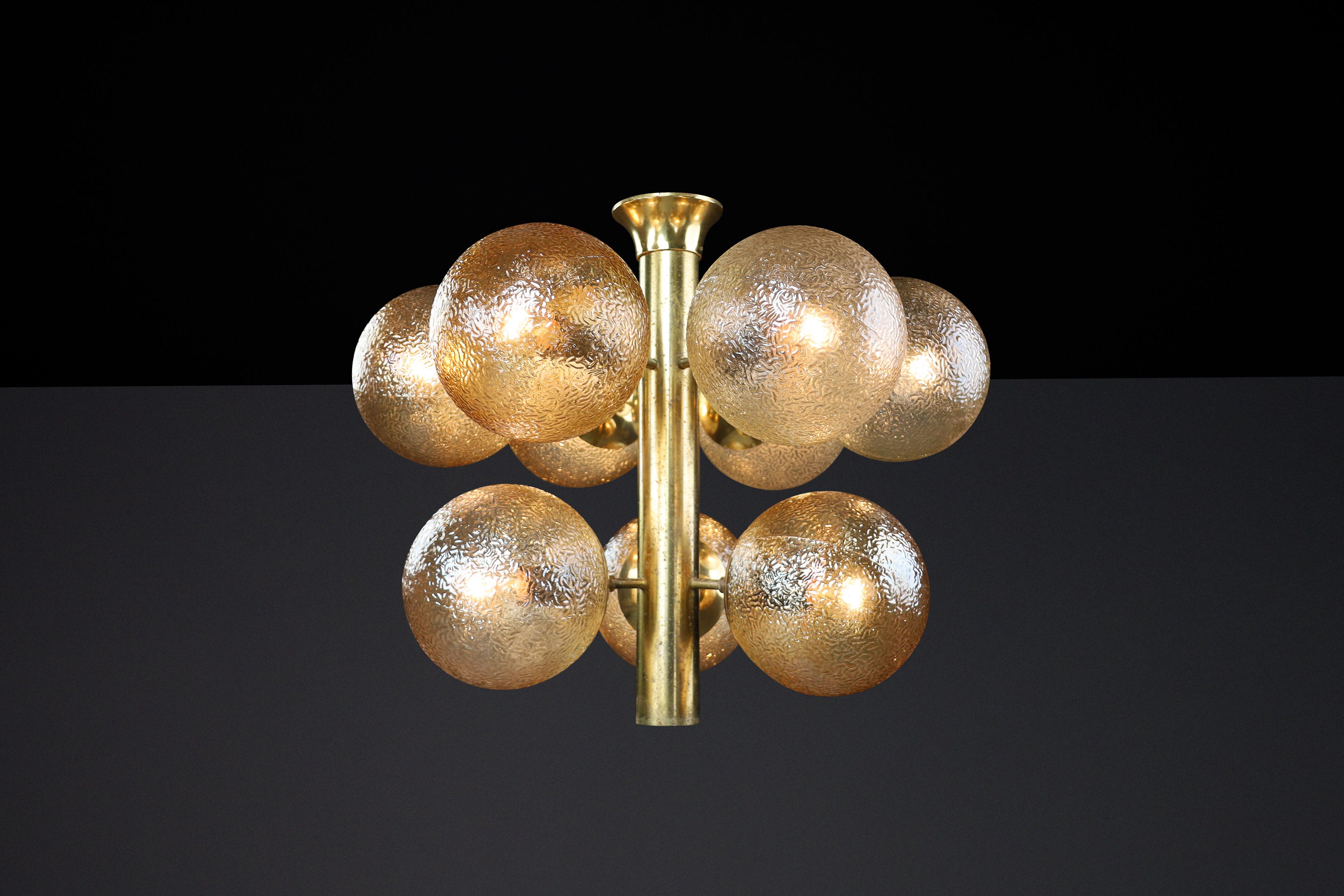 Lampadario in ottone patinato con nove globi color oro, Germania 1960 in vendita 2