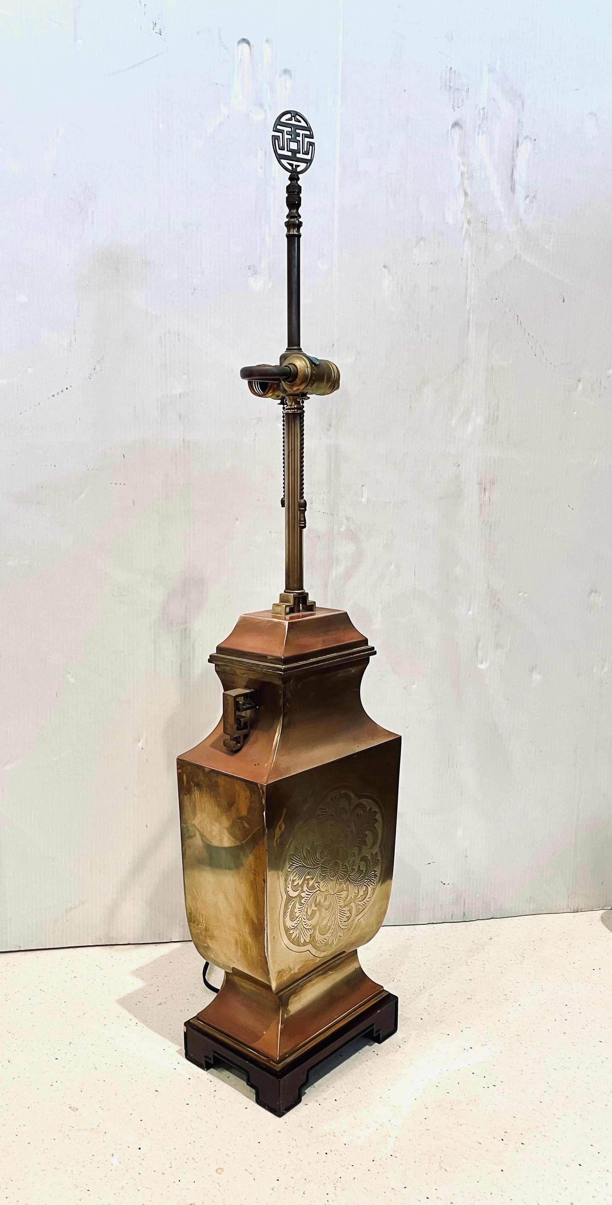 Hollywood Regency Grande lampe urne chinoise en laiton patiné sur socle en bois en vente