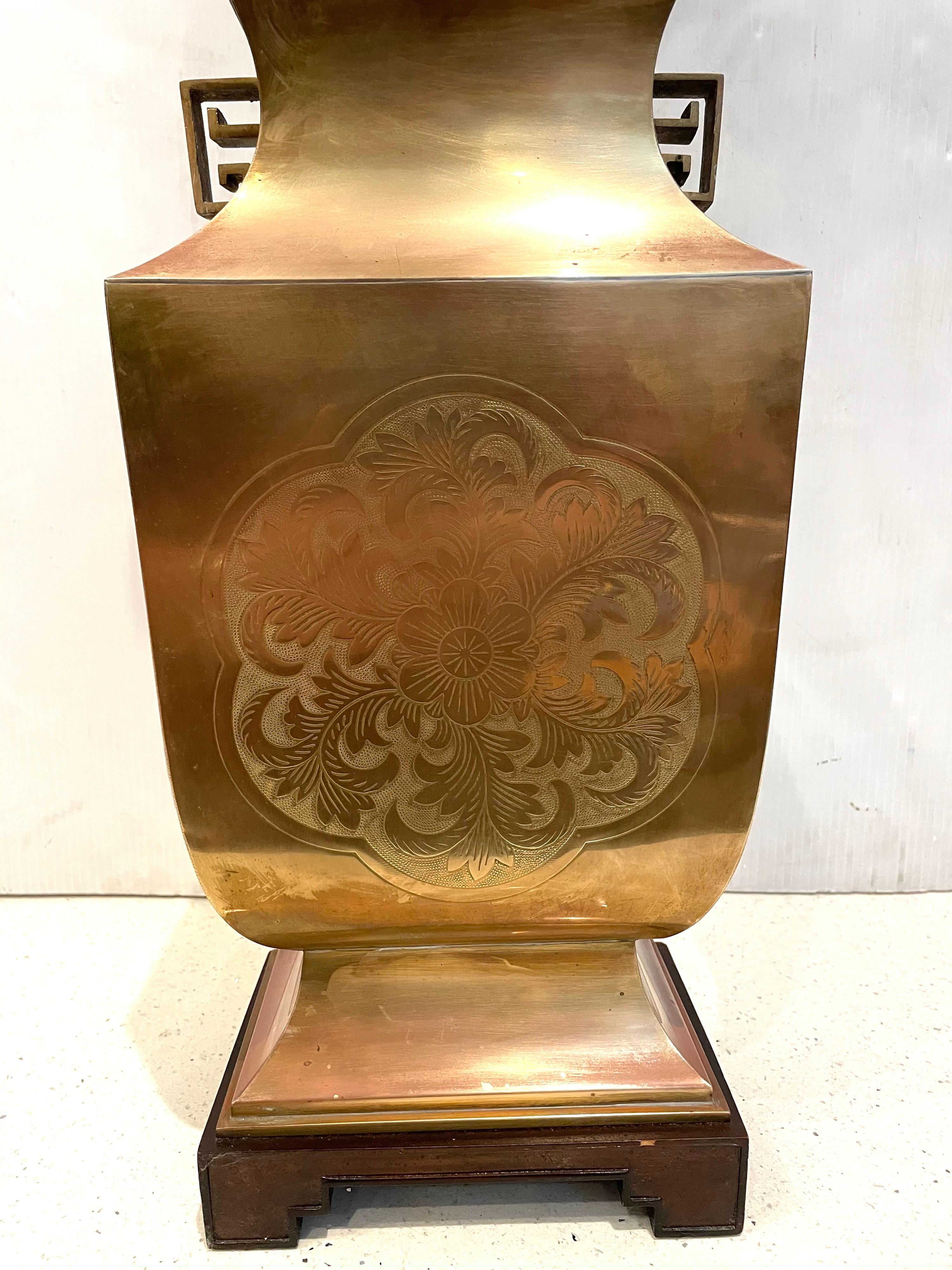 Grande lampe urne chinoise en laiton patiné sur socle en bois Bon état - En vente à San Diego, CA