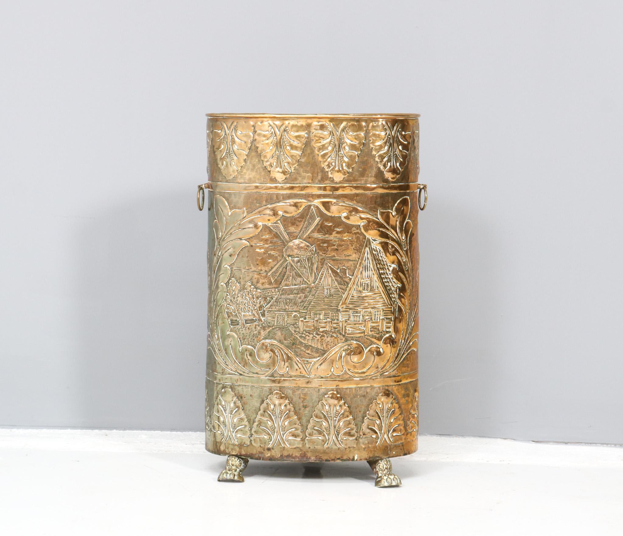 Stunning and decorative Dutch umbrella stand.
Striking Dutch design from the 1900s.
Original patinated brass frame with decorative elements such as a wind mill etc.
The frame rests on original claw feet.
This wonderful patinated brass Dutch umbrella