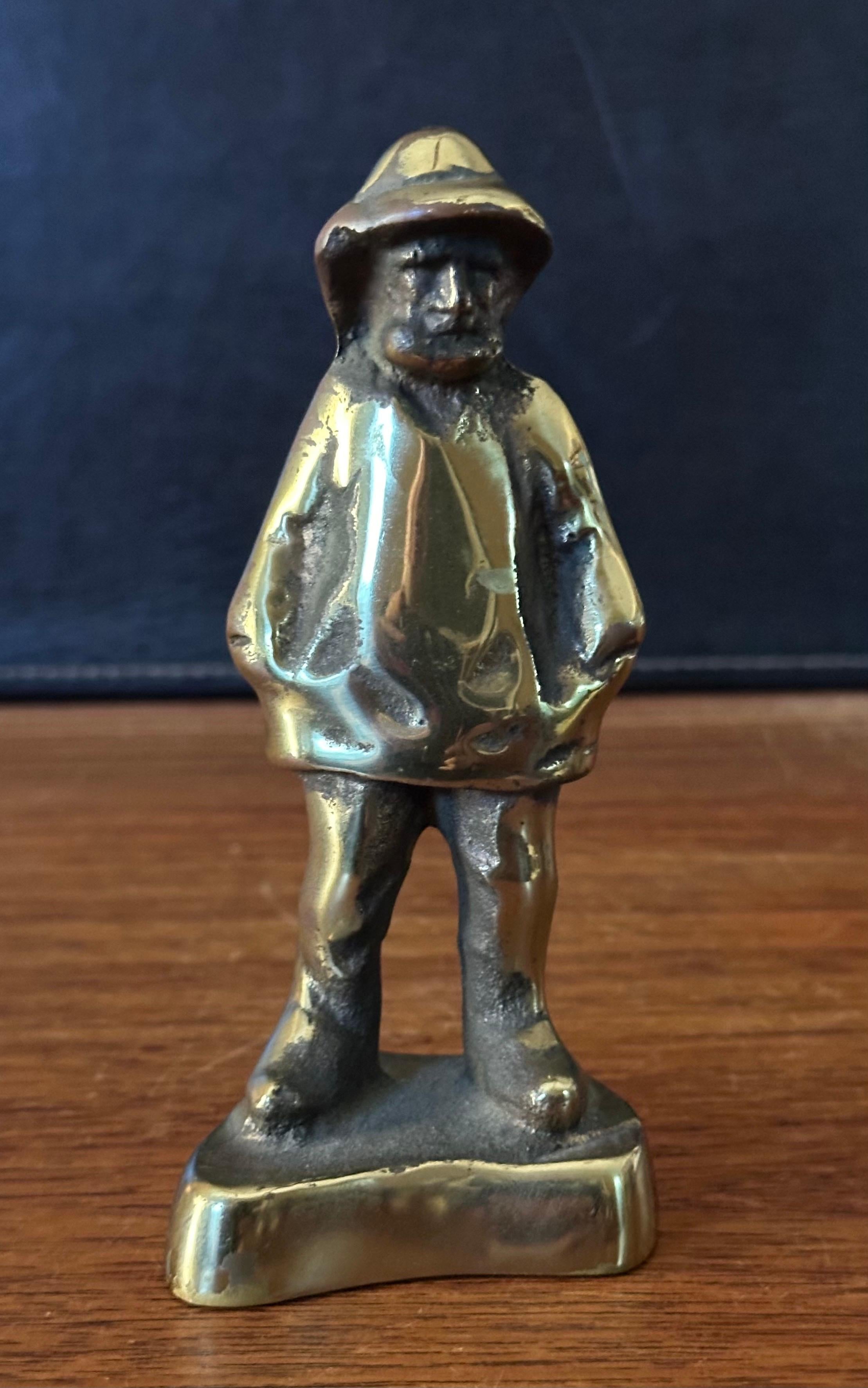 Sculpture / presse-papier en laiton patiné représentant un pêcheur en vente 4