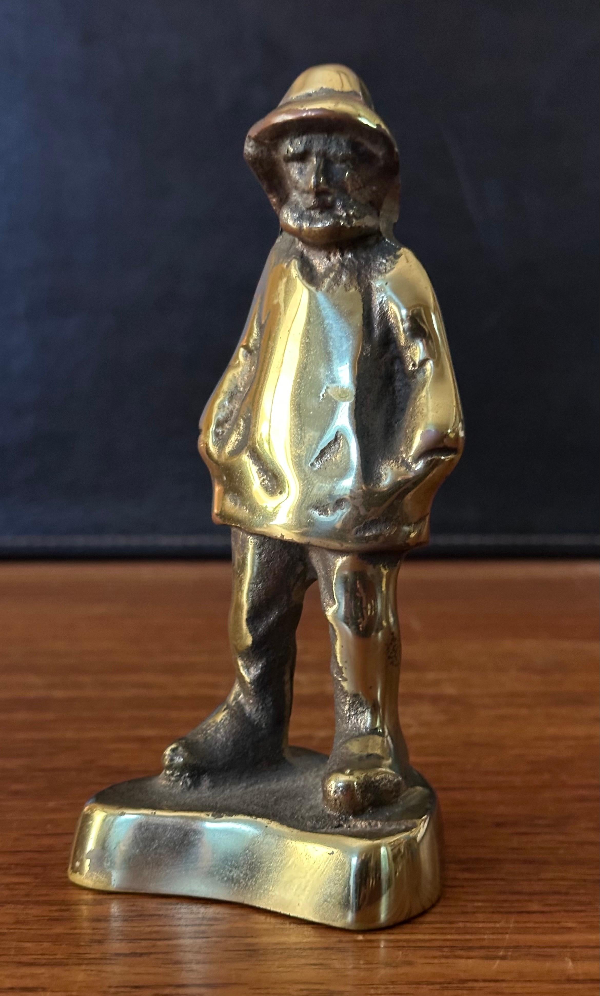 Sculpture / presse-papier en laiton patiné représentant un pêcheur en vente 7