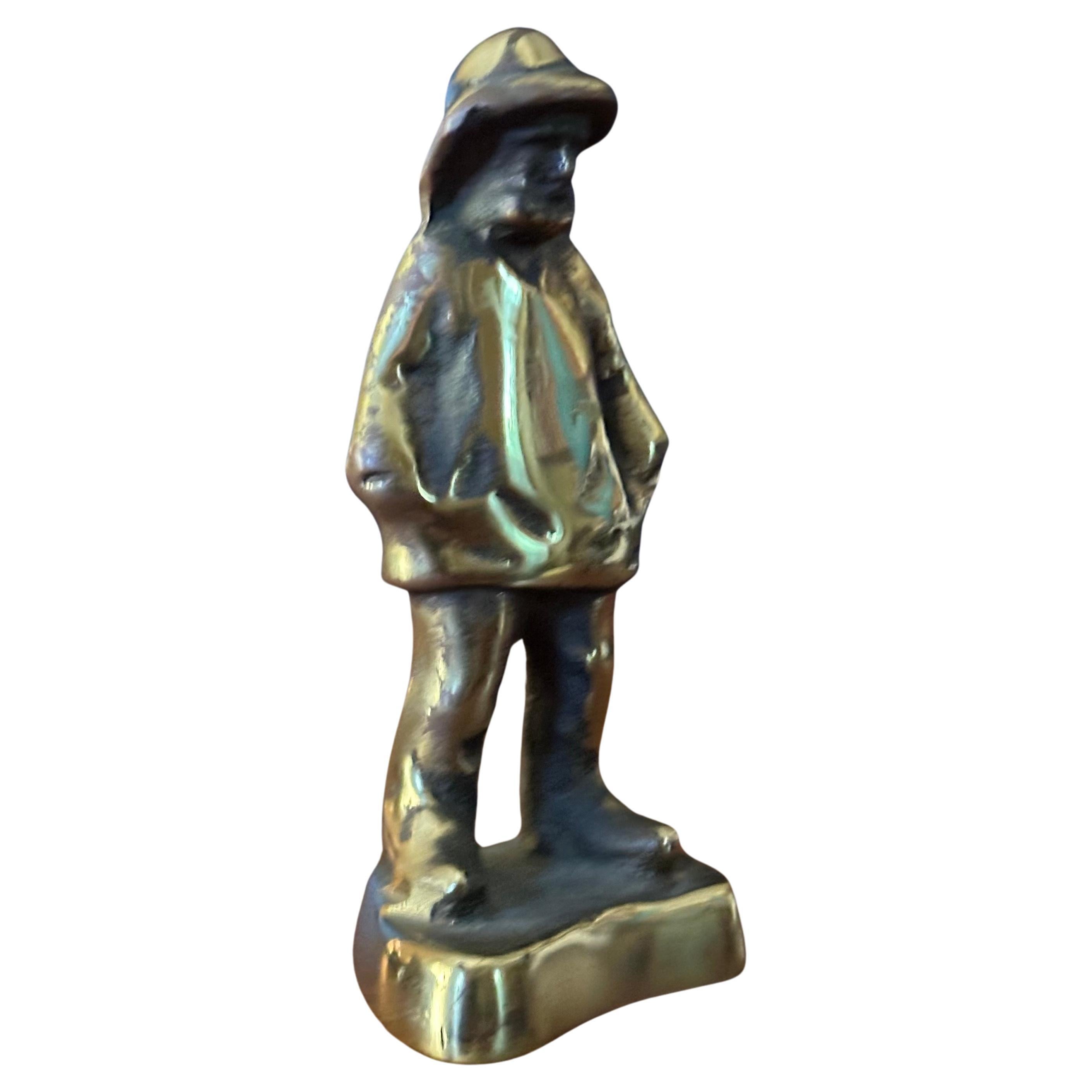 Sculpture / presse-papier en laiton patiné représentant un pêcheur, vers les années 1970. La pièce a une magnifique patine et mesure 2,5 