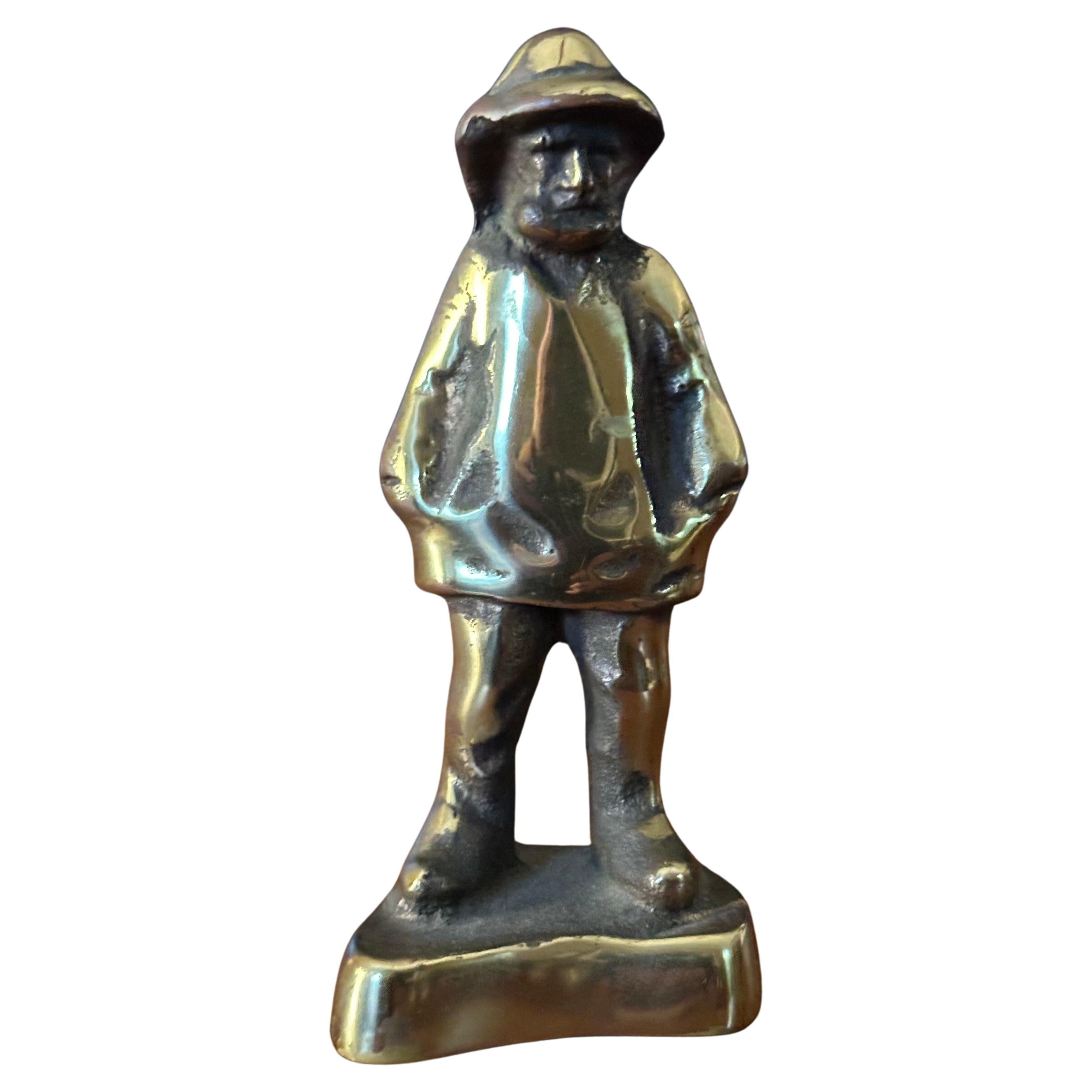 Américain Sculpture / presse-papier en laiton patiné représentant un pêcheur en vente