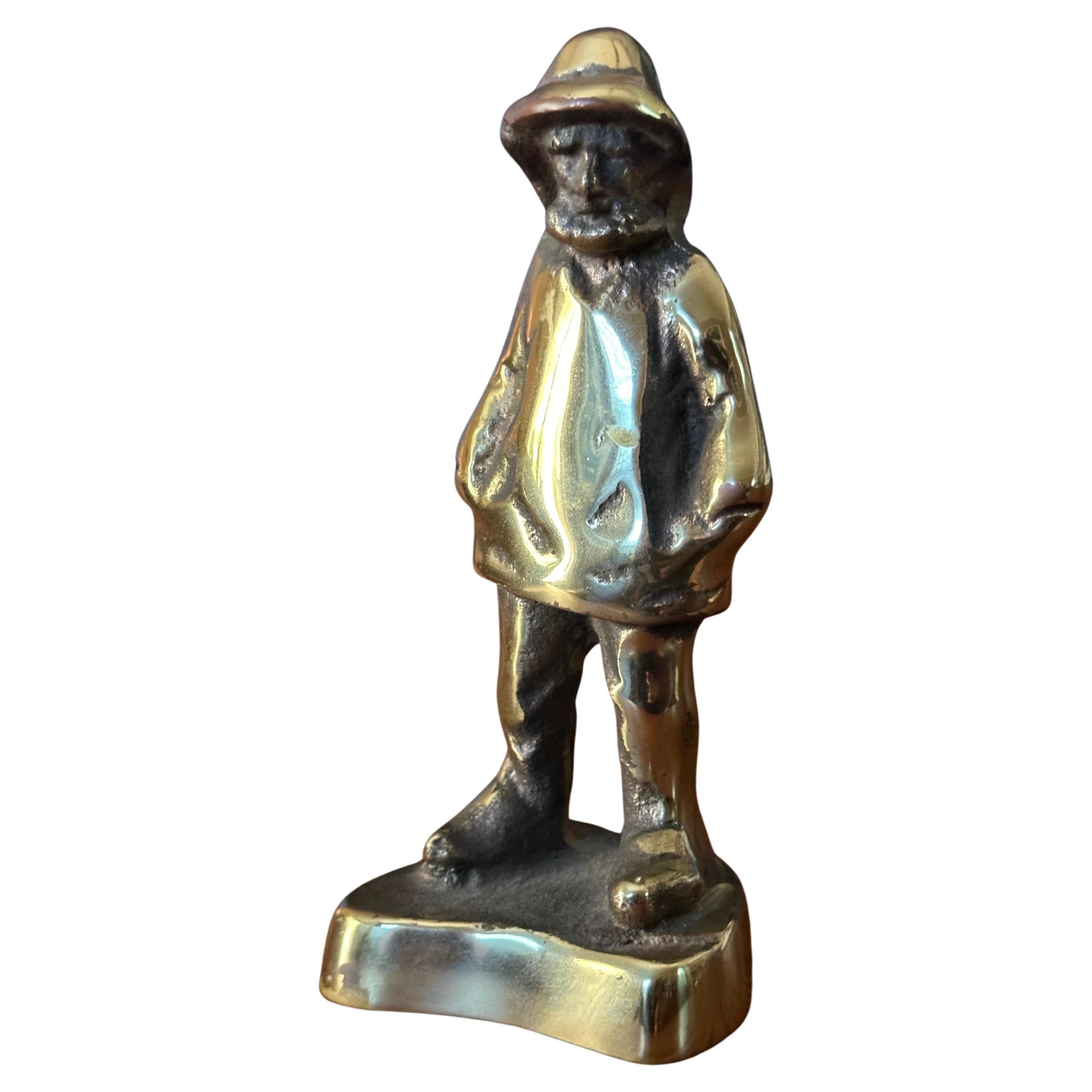 Sculpture / presse-papier en laiton patiné représentant un pêcheur Bon état - En vente à San Diego, CA