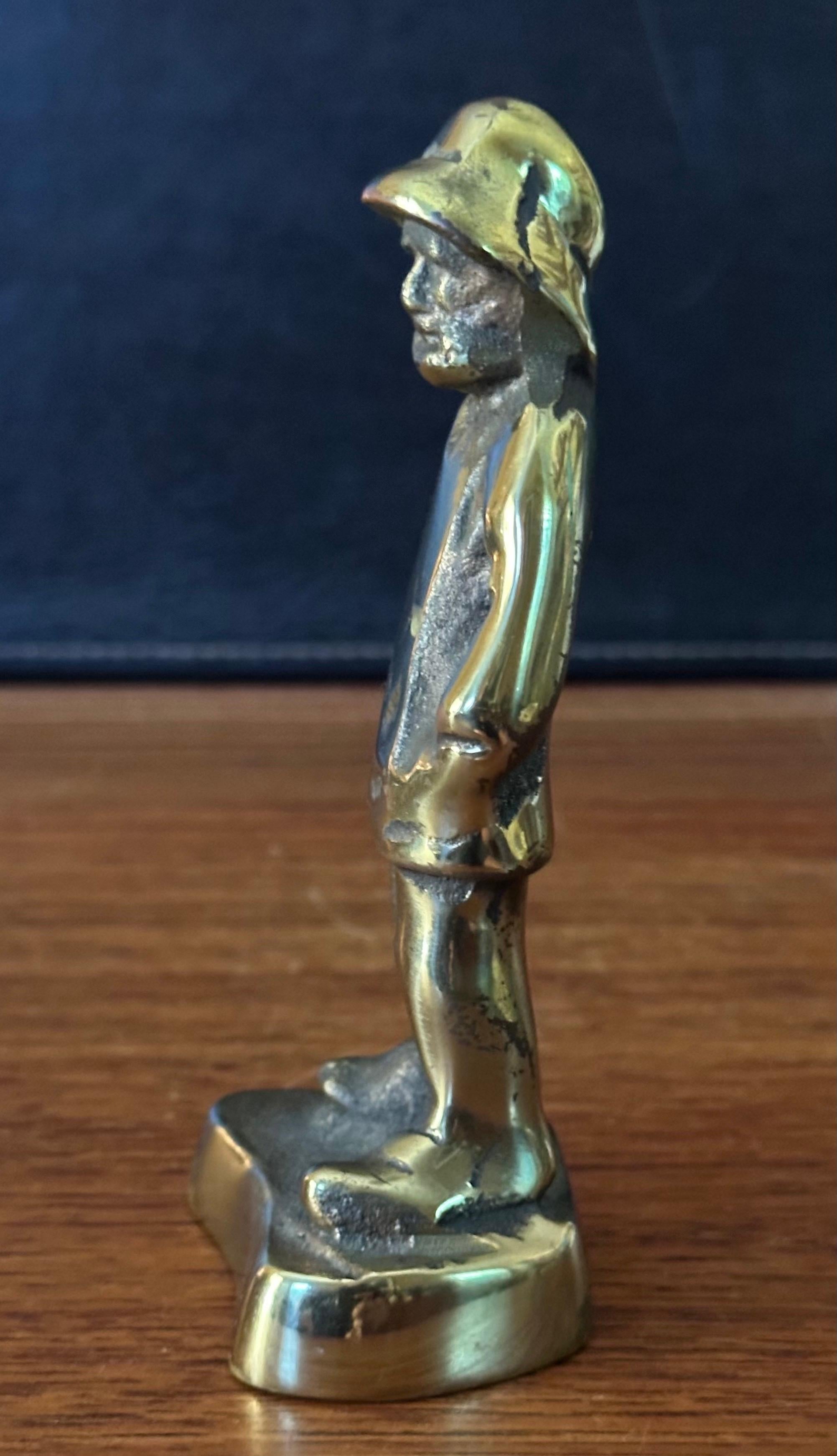 Bronze Sculpture / presse-papier en laiton patiné représentant un pêcheur en vente