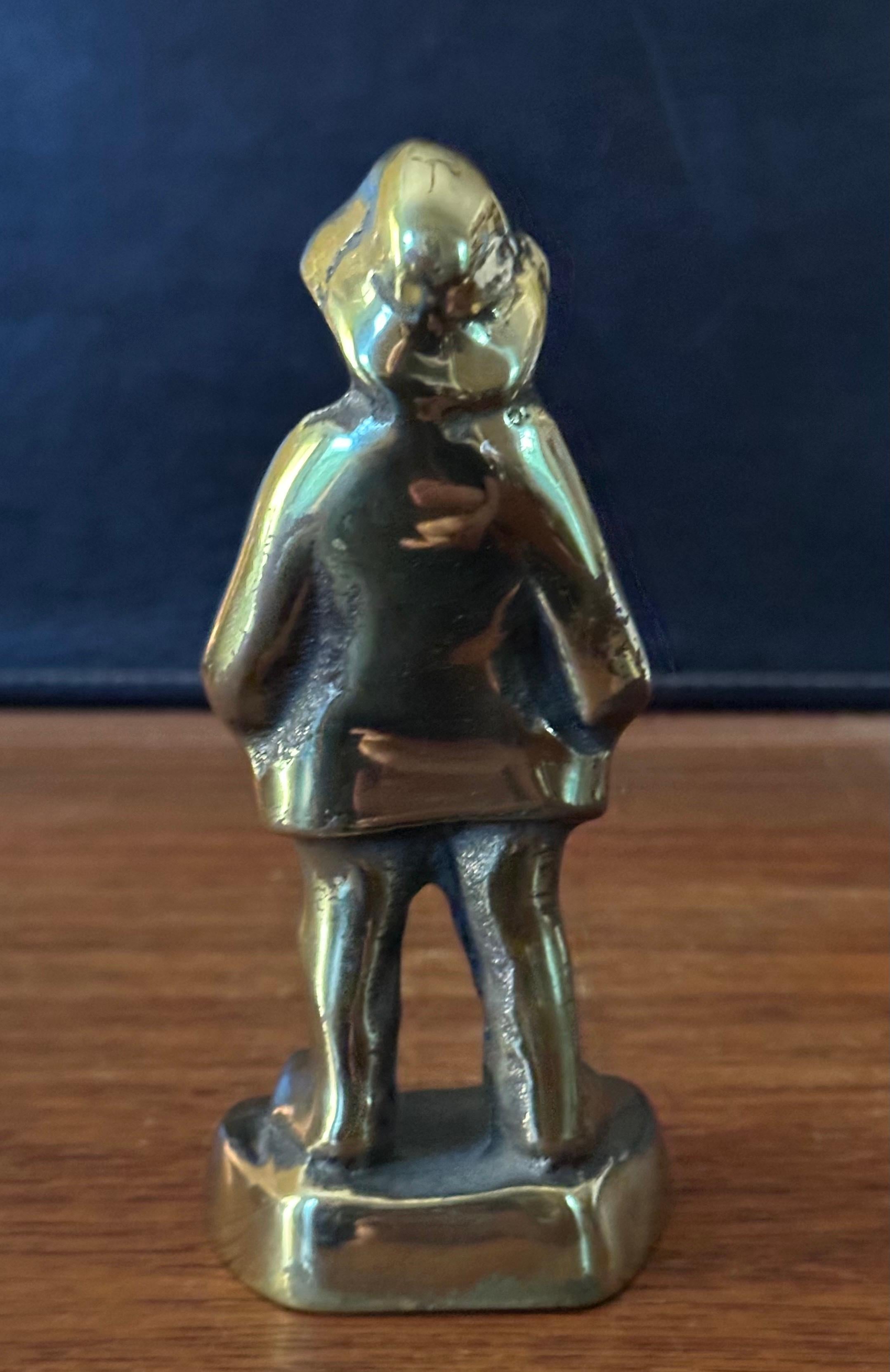 Sculpture / presse-papier en laiton patiné représentant un pêcheur en vente 1