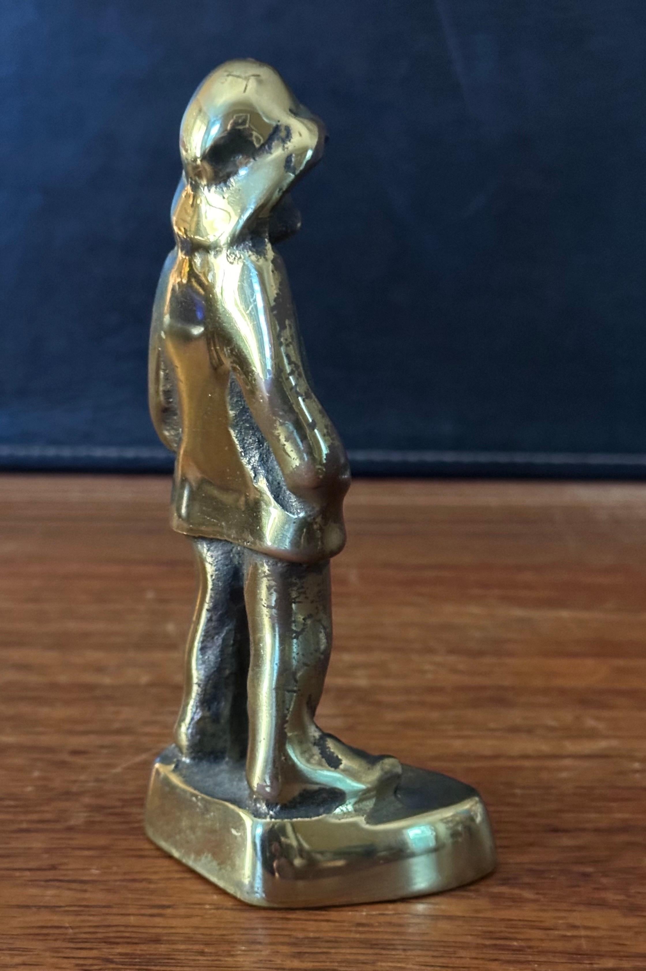Sculpture / presse-papier en laiton patiné représentant un pêcheur en vente 2