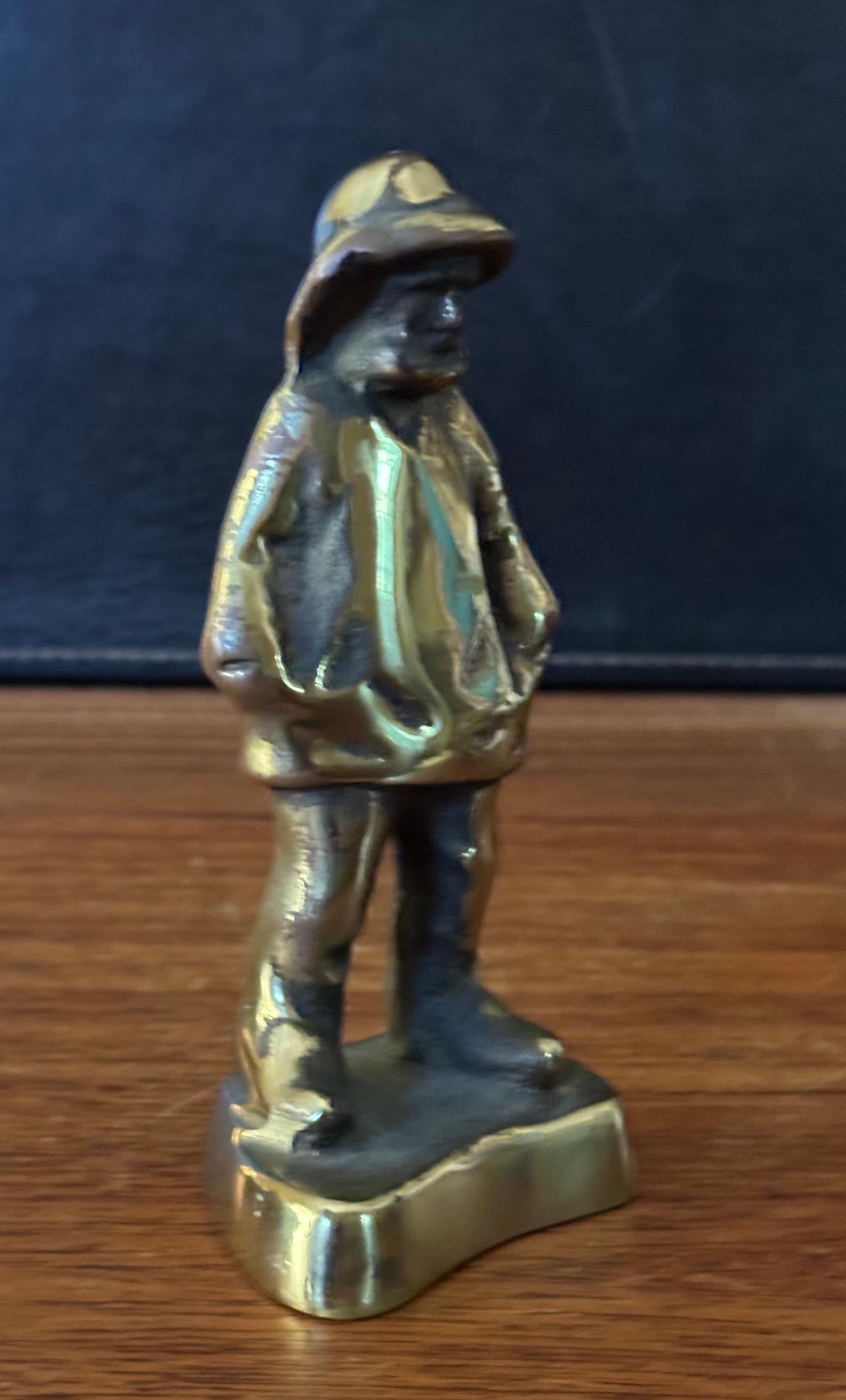 Sculpture / presse-papier en laiton patiné représentant un pêcheur en vente 3