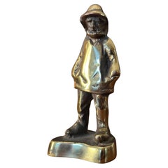 Figurative Fischer-Skulptur/Briefbeschwerer aus patiniertem Messing