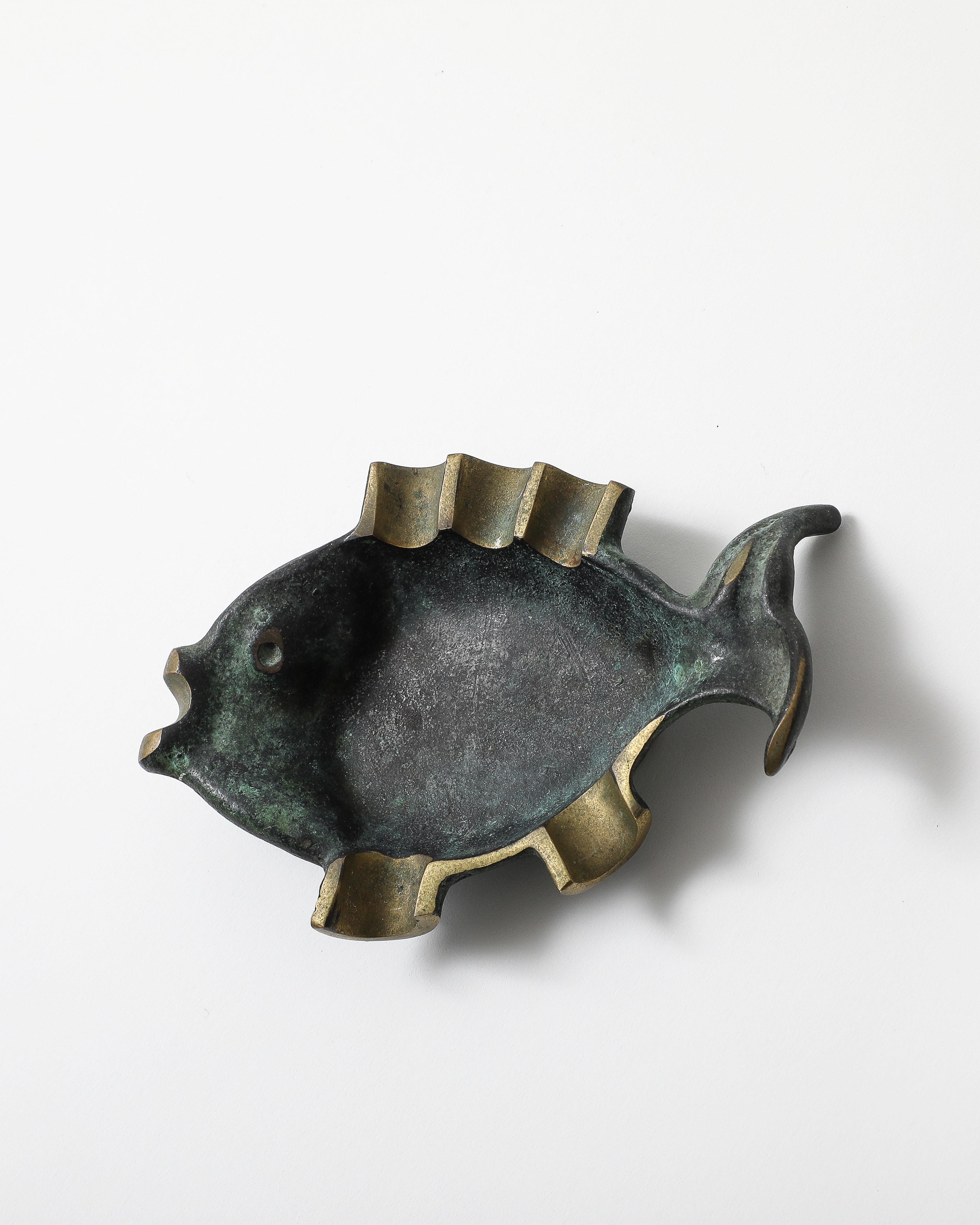 Patiniertes Messing, Aschenbecher in Fischform im Zustand „Gut“ im Angebot in New York City, NY