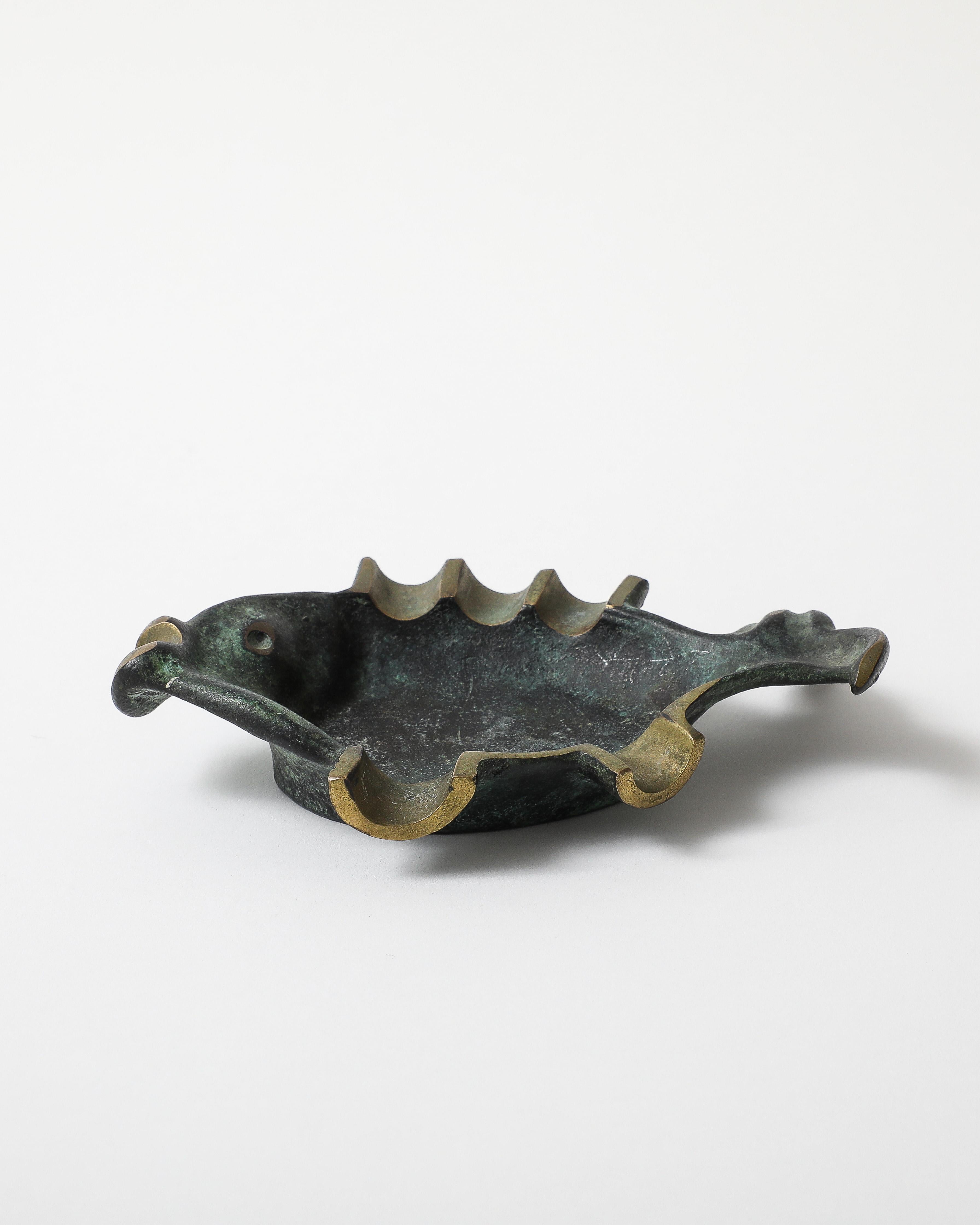 Patiniertes Messing, Aschenbecher in Fischform im Angebot 1
