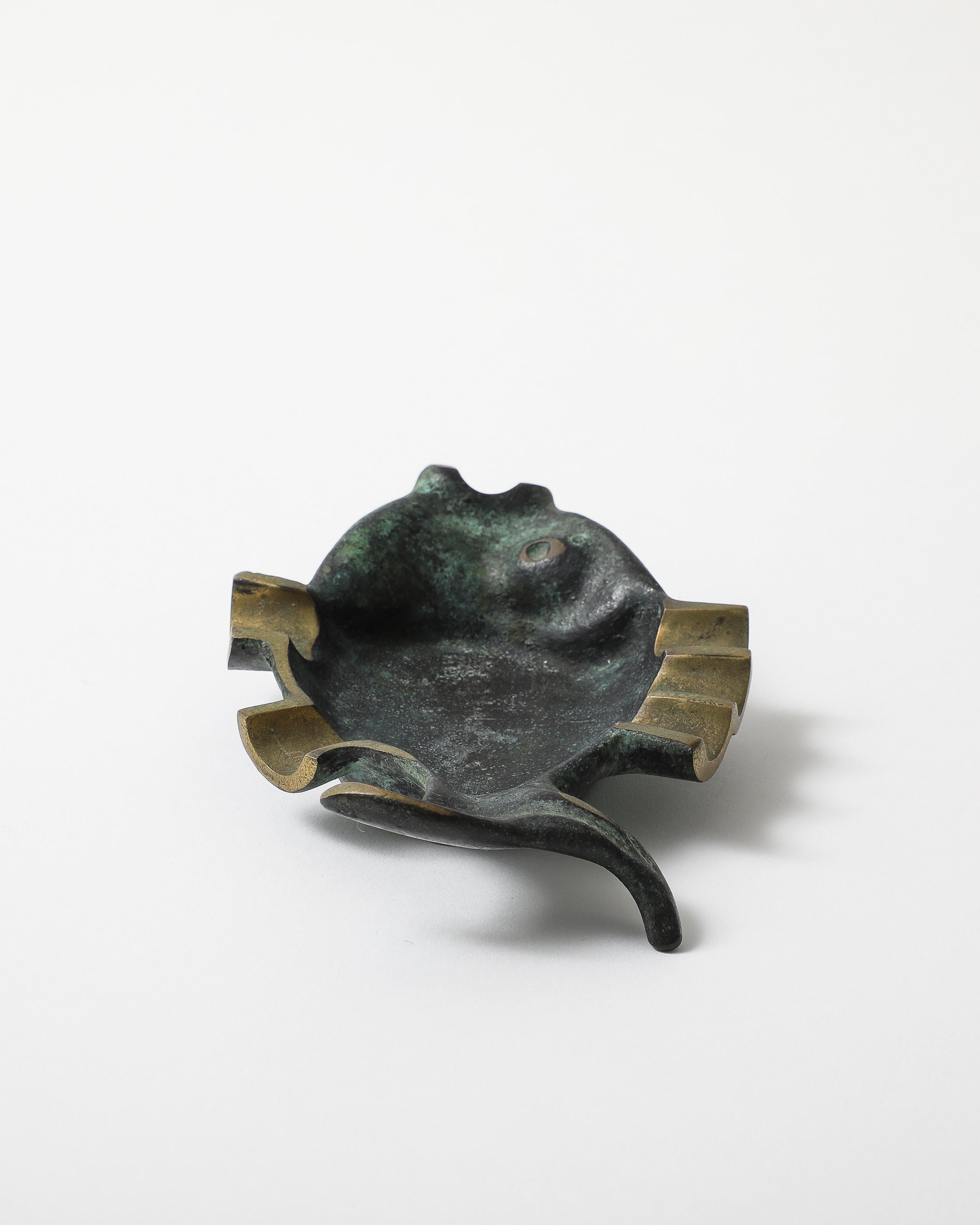 Patiniertes Messing, Aschenbecher in Fischform im Angebot 2