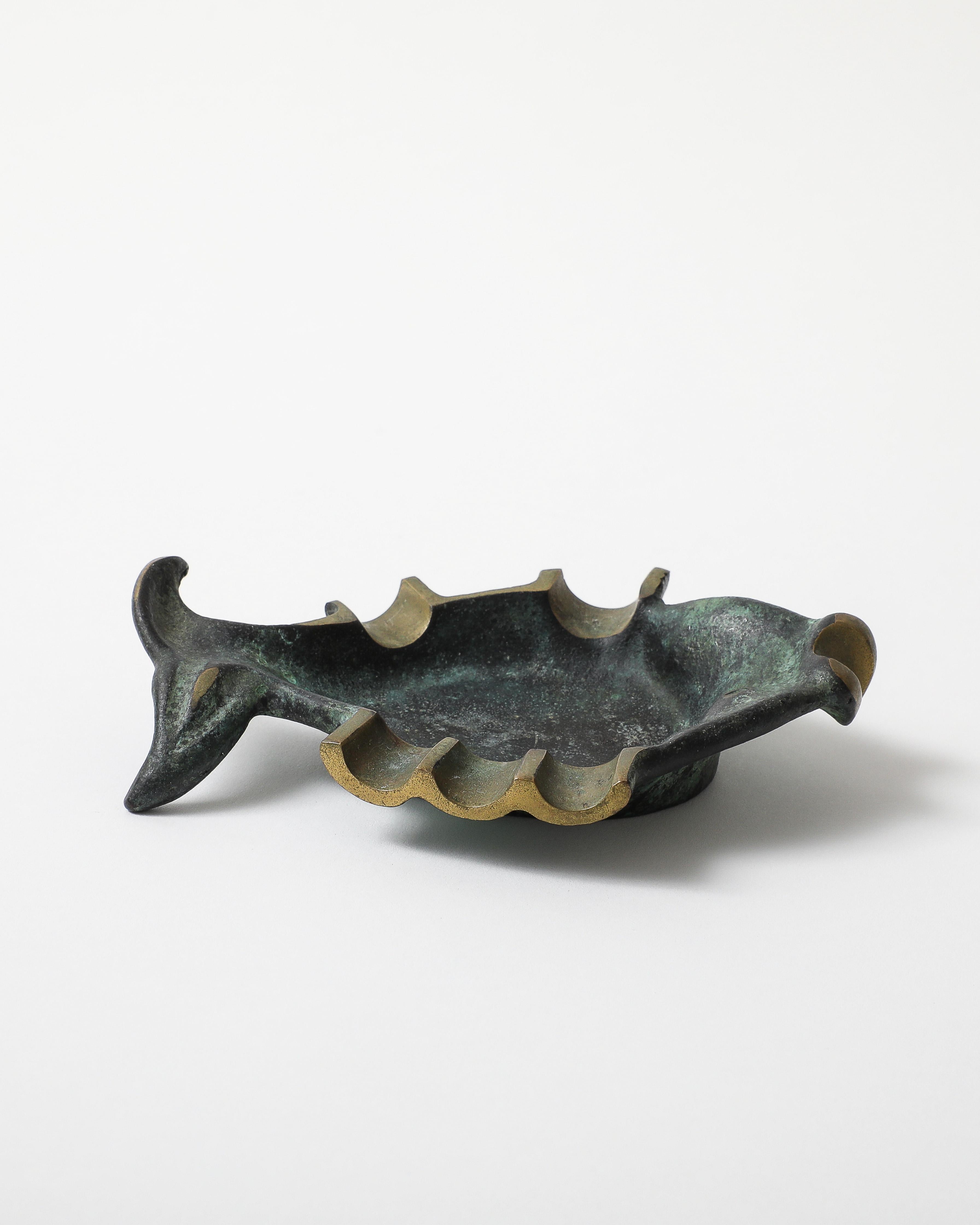 Patiniertes Messing, Aschenbecher in Fischform im Angebot 3