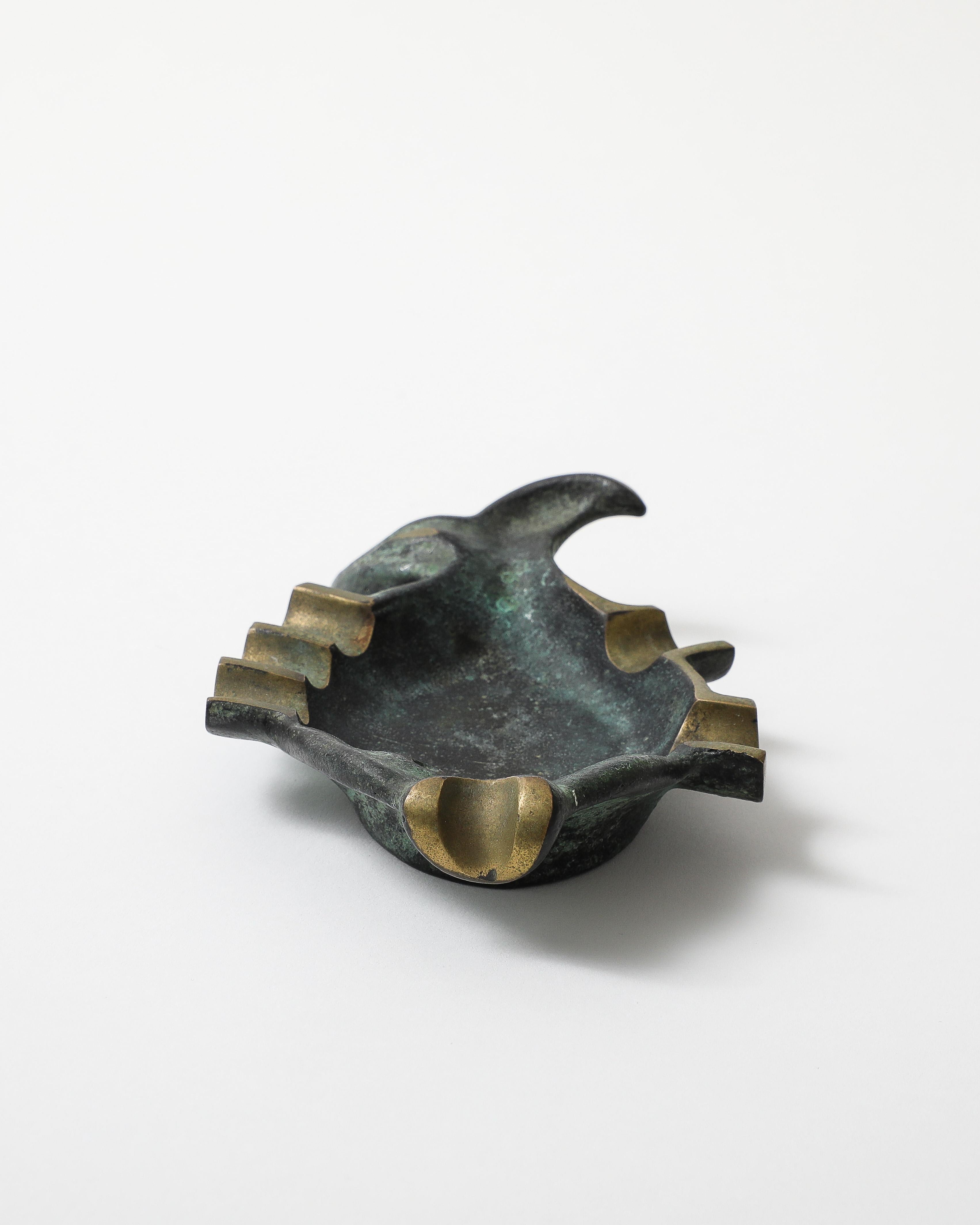 Patiniertes Messing, Aschenbecher in Fischform im Angebot 4