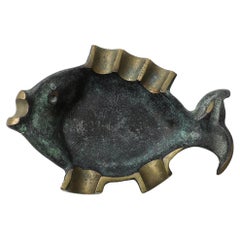 Posacenere a forma di pesce in ottone patinato