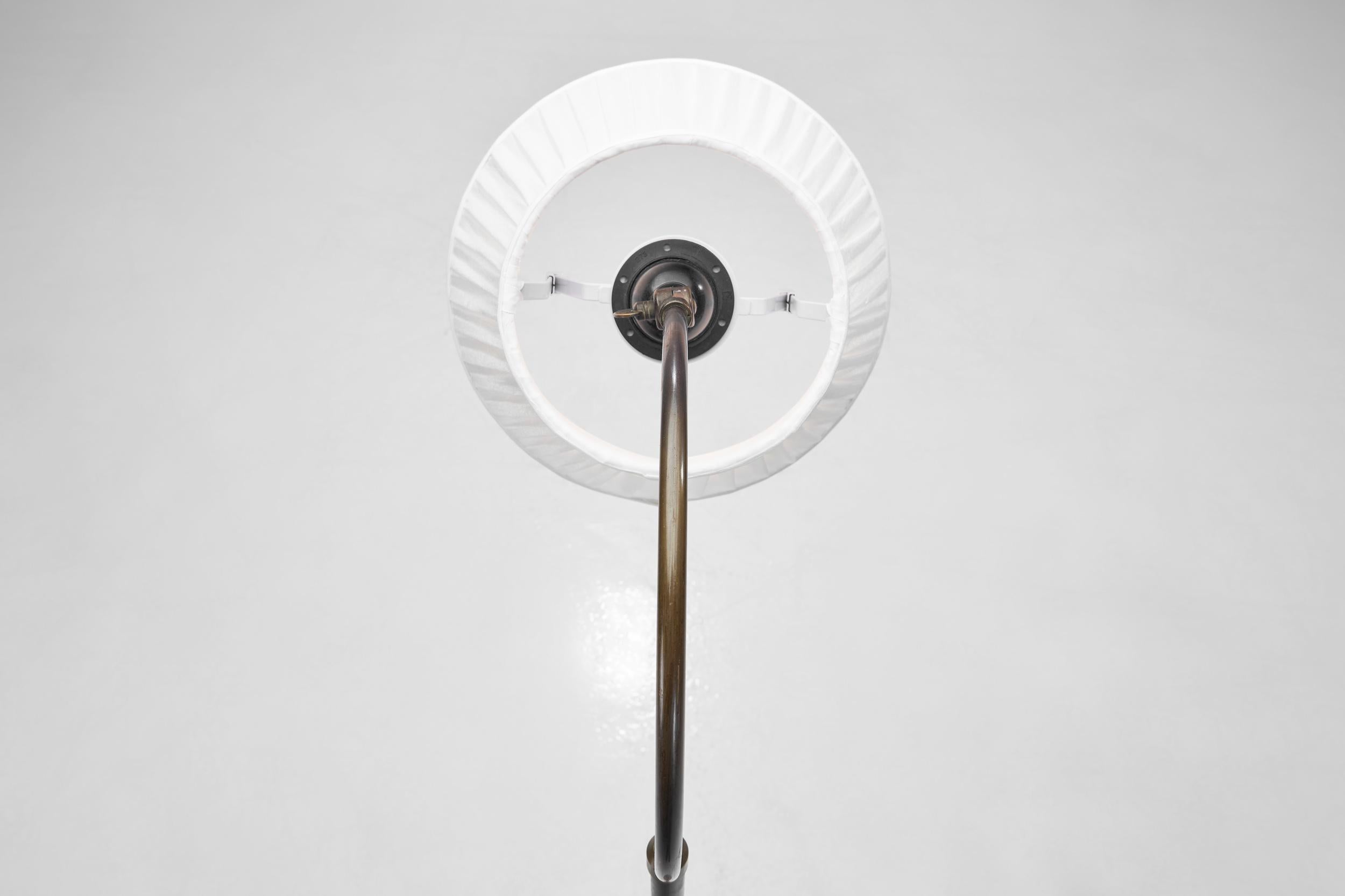 Lampadaire en laiton patiné à col incurvé, Europe, première moitié du 20e siècle en vente 3