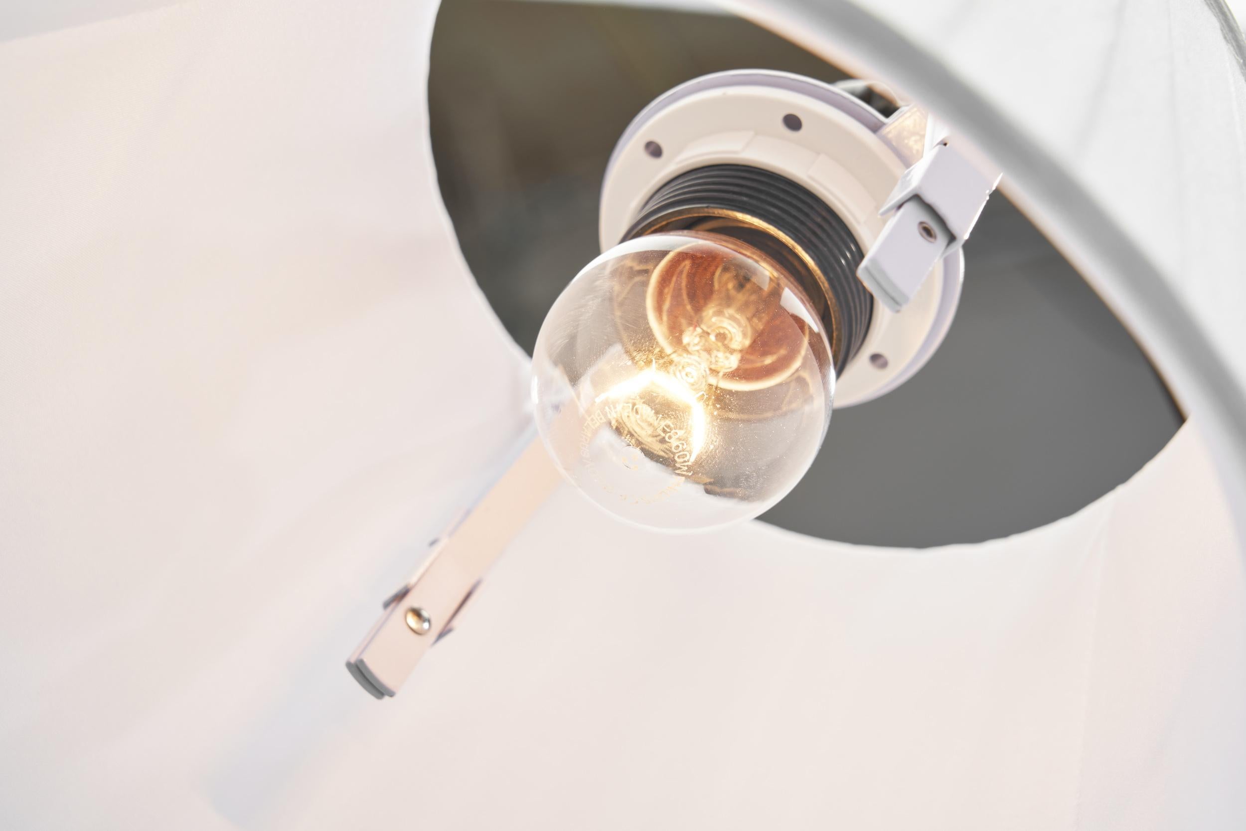 Lampadaire en laiton patiné à col incurvé, Europe, première moitié du 20e siècle en vente 6