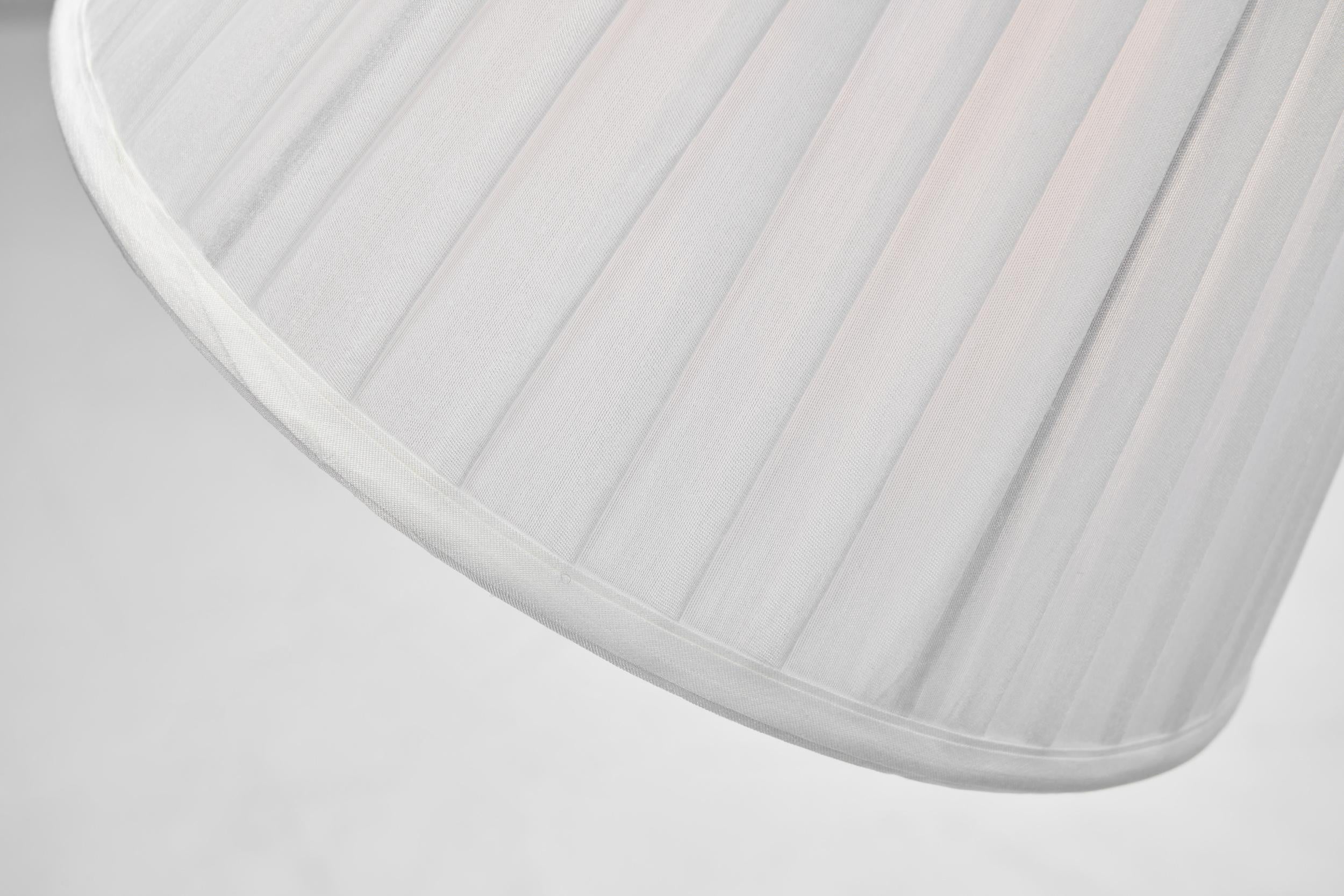 Lampadaire en laiton patiné à col incurvé, Europe, première moitié du 20e siècle en vente 8
