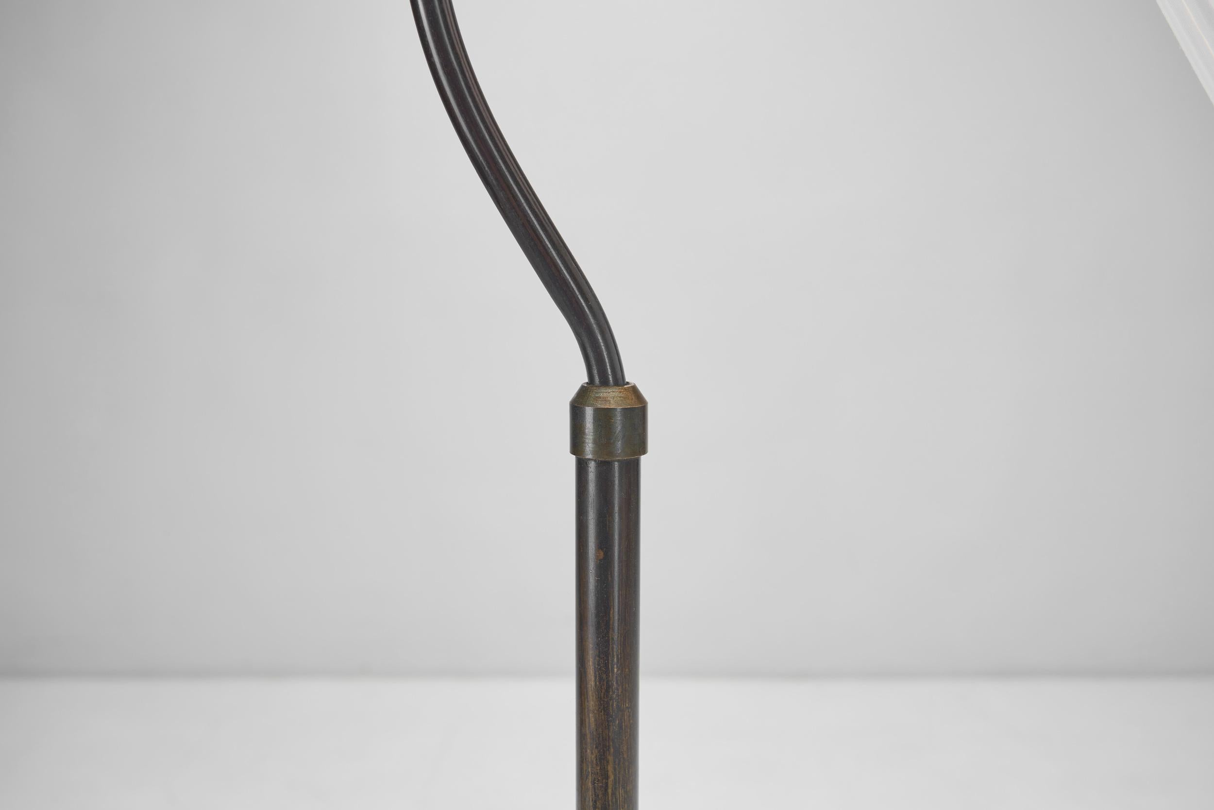Lampadaire en laiton patiné à col incurvé, Europe, première moitié du 20e siècle en vente 9