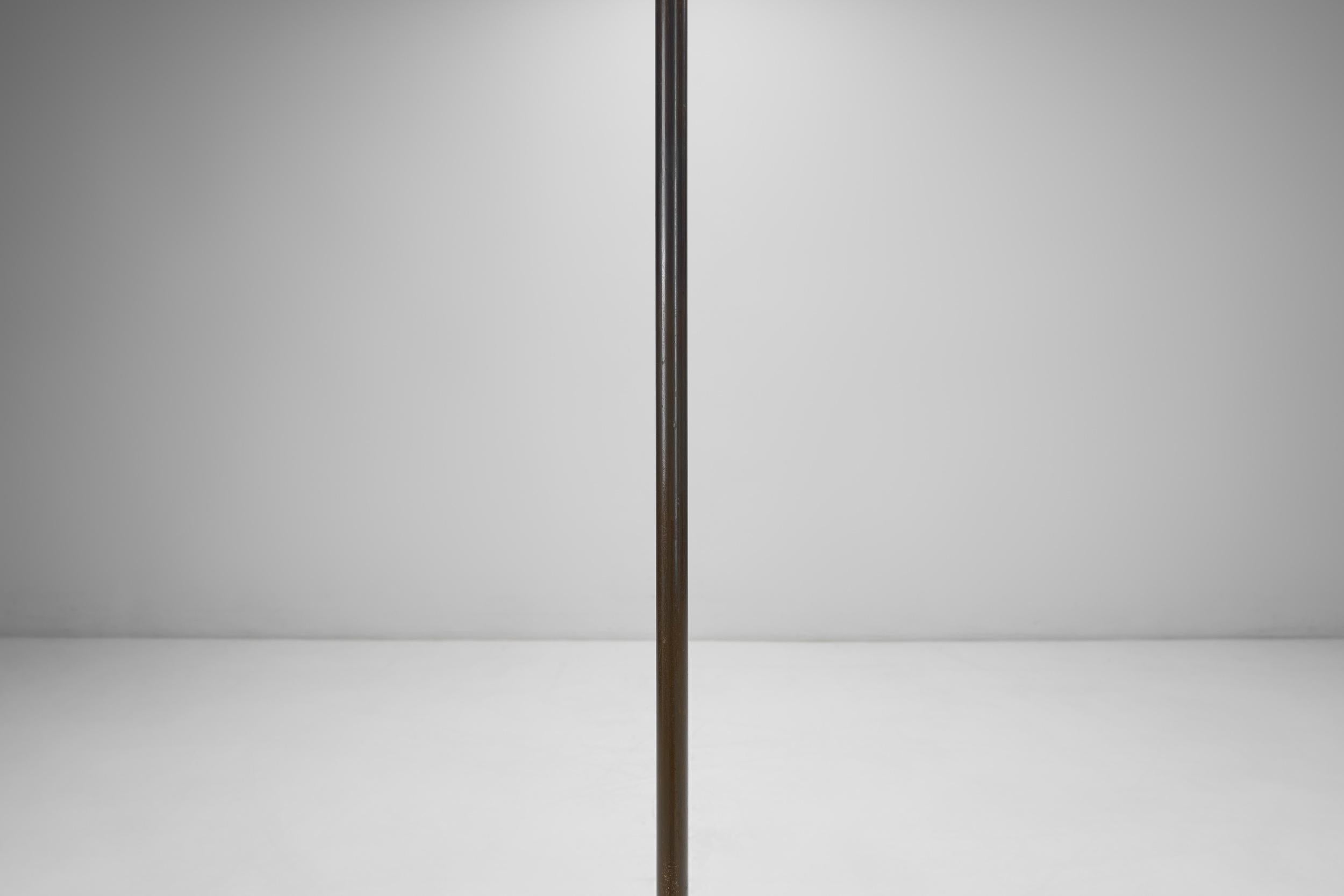 Lampadaire en laiton patiné à col incurvé, Europe, première moitié du 20e siècle en vente 11