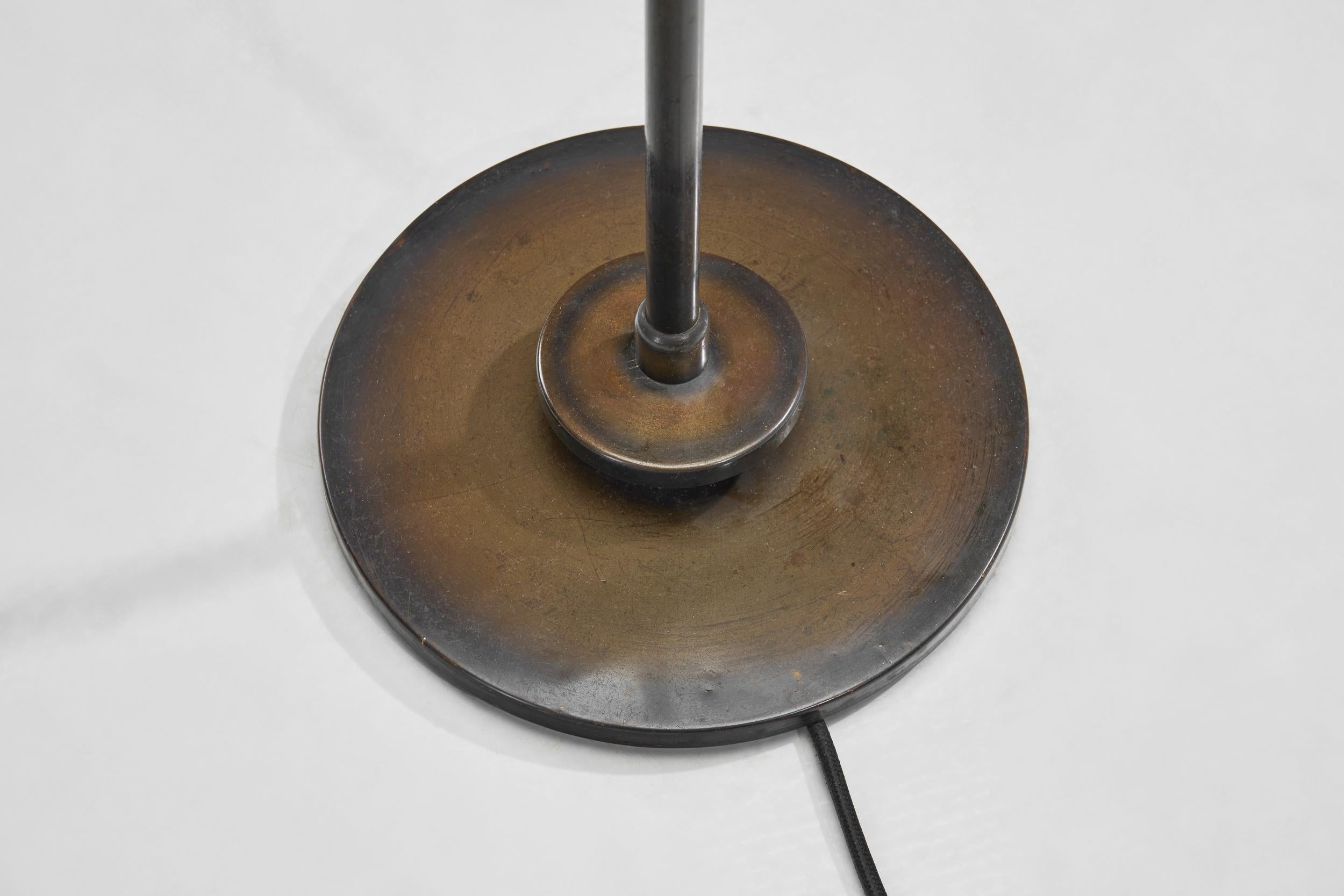 Lampadaire en laiton patiné à col incurvé, Europe, première moitié du 20e siècle en vente 12