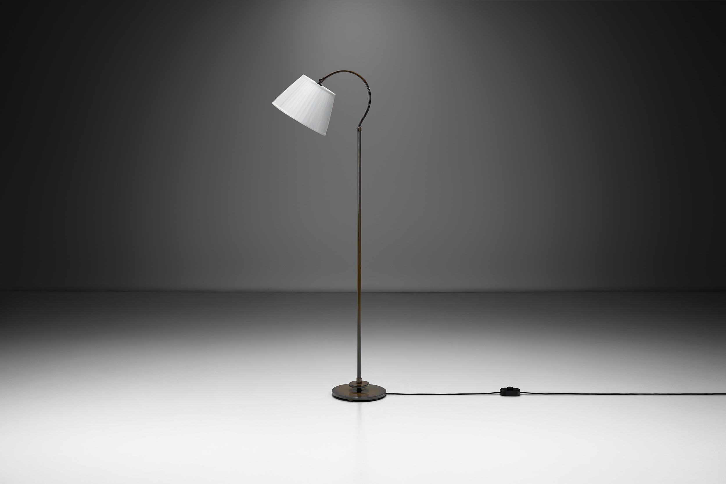 Mid-Century Modern Lampadaire en laiton patiné à col incurvé, Europe, première moitié du 20e siècle en vente