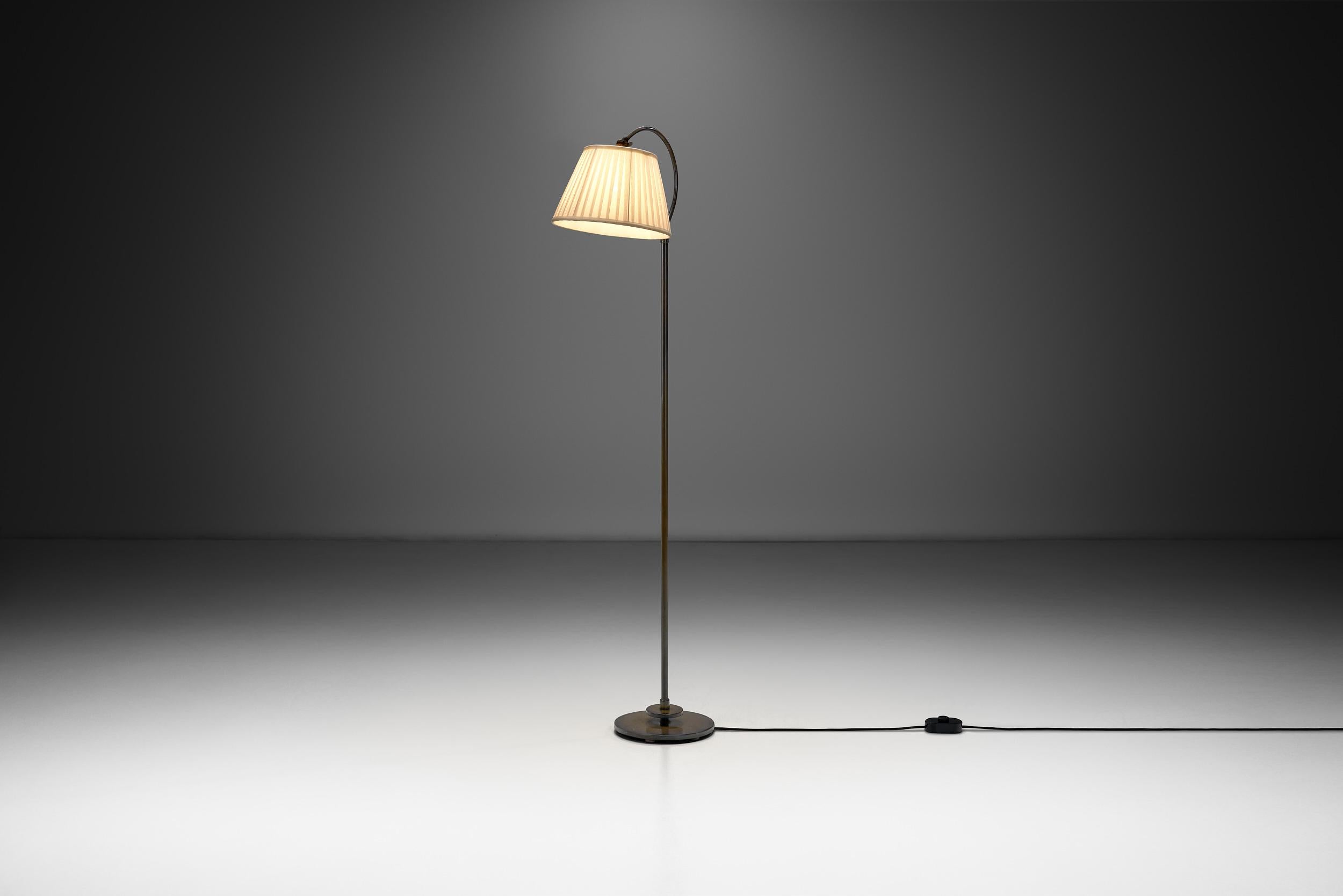 Européen Lampadaire en laiton patiné à col incurvé, Europe, première moitié du 20e siècle en vente
