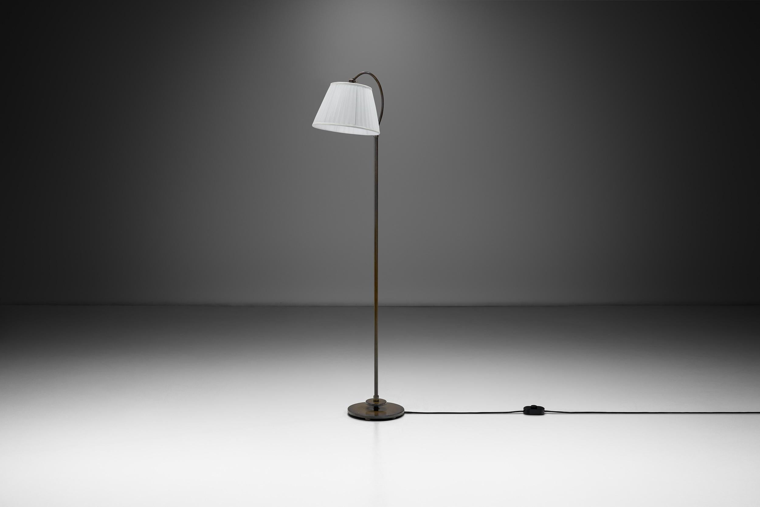 Lampadaire en laiton patiné à col incurvé, Europe, première moitié du 20e siècle Bon état - En vente à Utrecht, NL