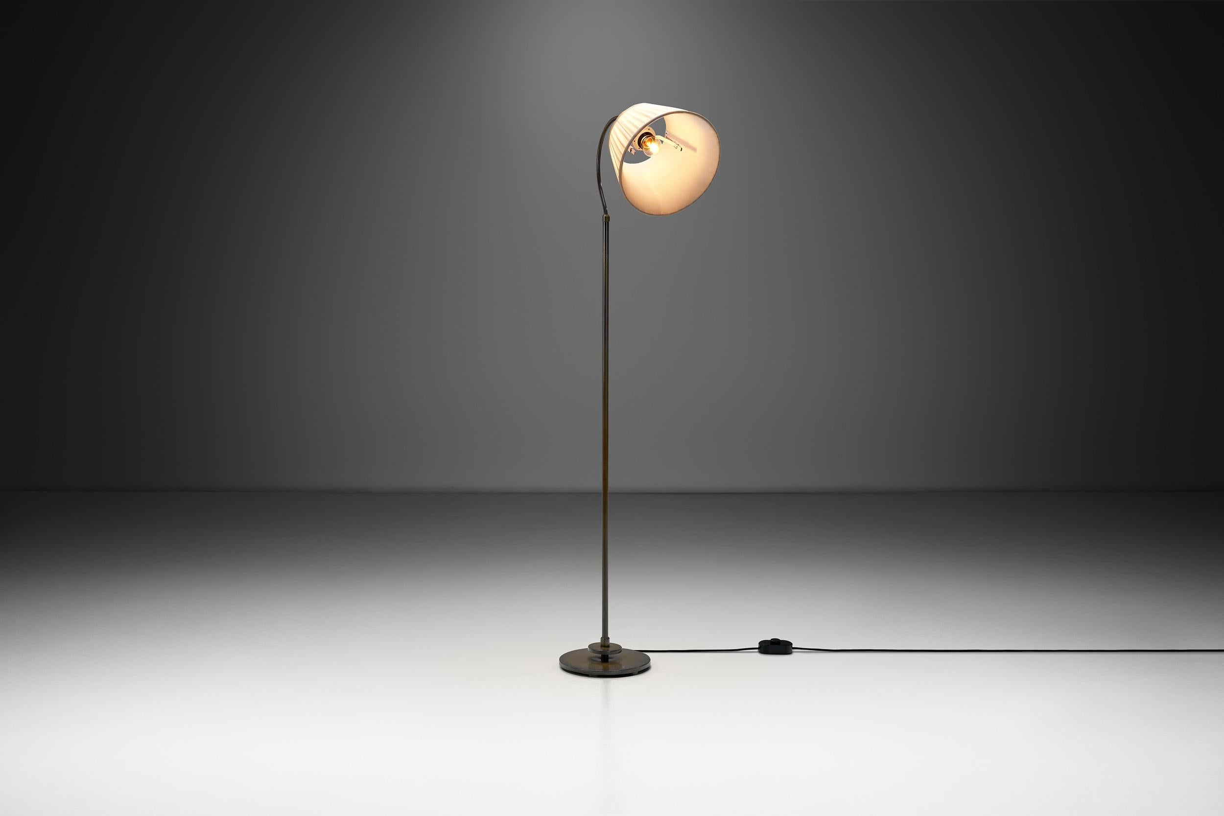 20ième siècle Lampadaire en laiton patiné à col incurvé, Europe, première moitié du 20e siècle en vente