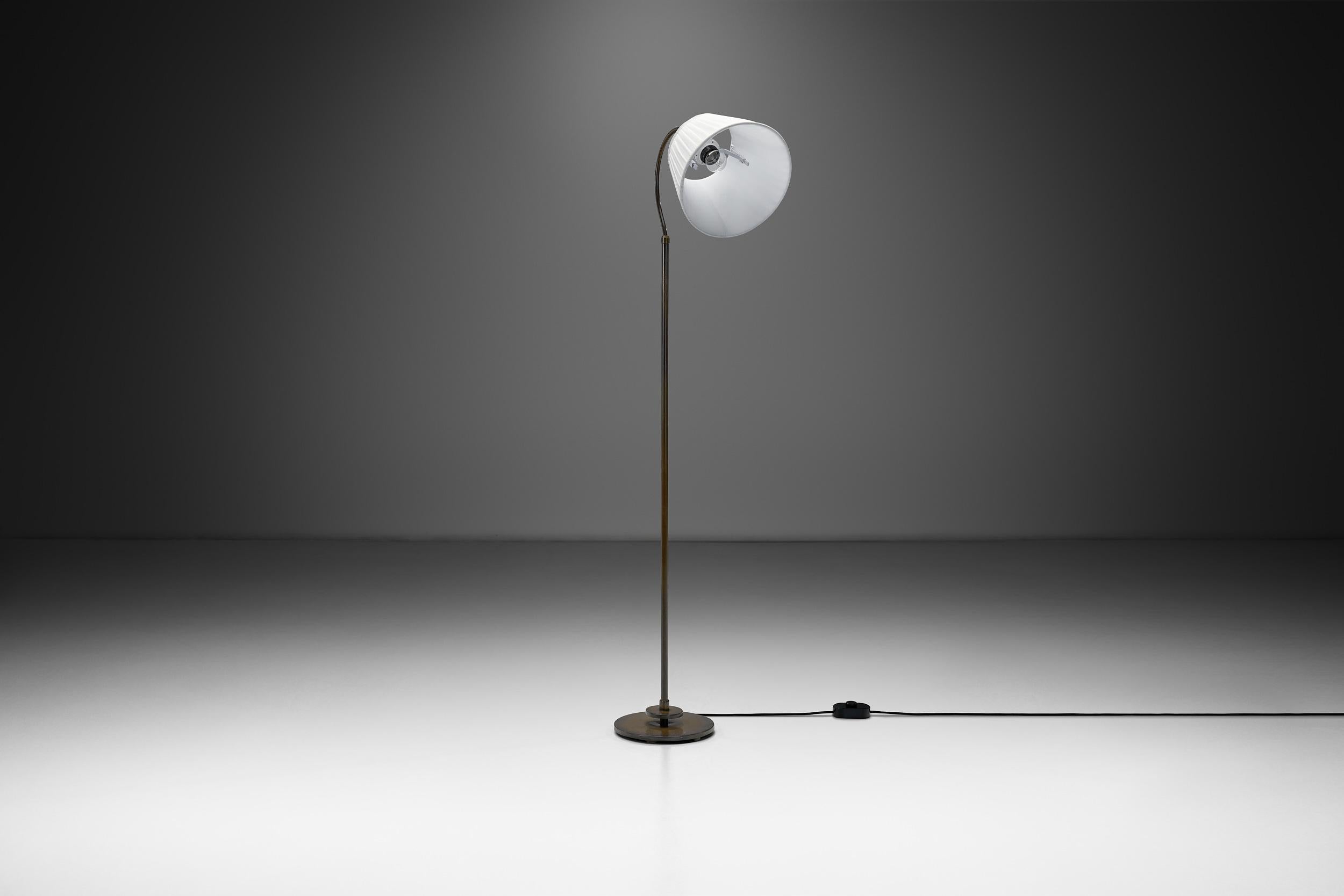 Laiton Lampadaire en laiton patiné à col incurvé, Europe, première moitié du 20e siècle en vente