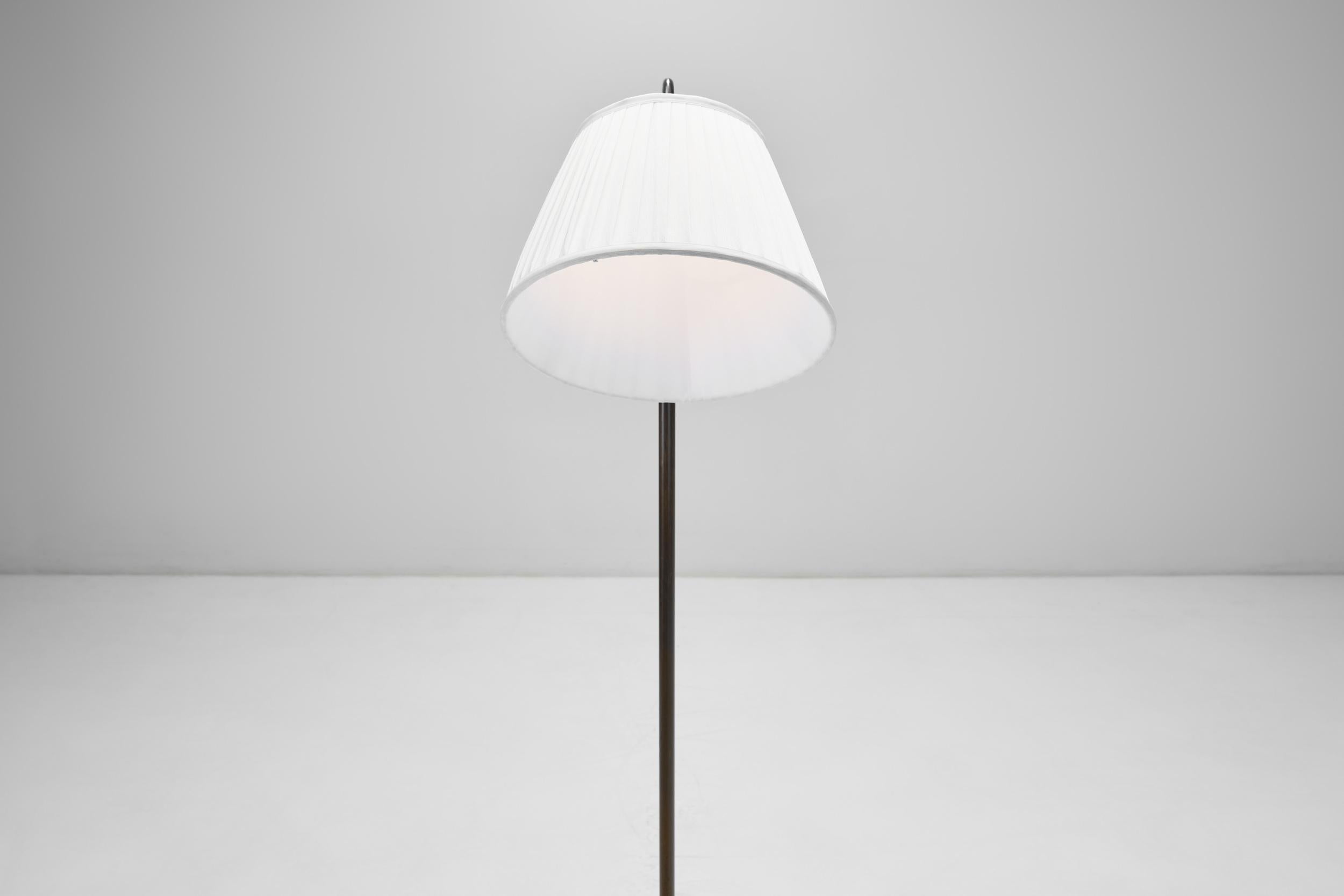 Lampadaire en laiton patiné à col incurvé, Europe, première moitié du 20e siècle en vente 1