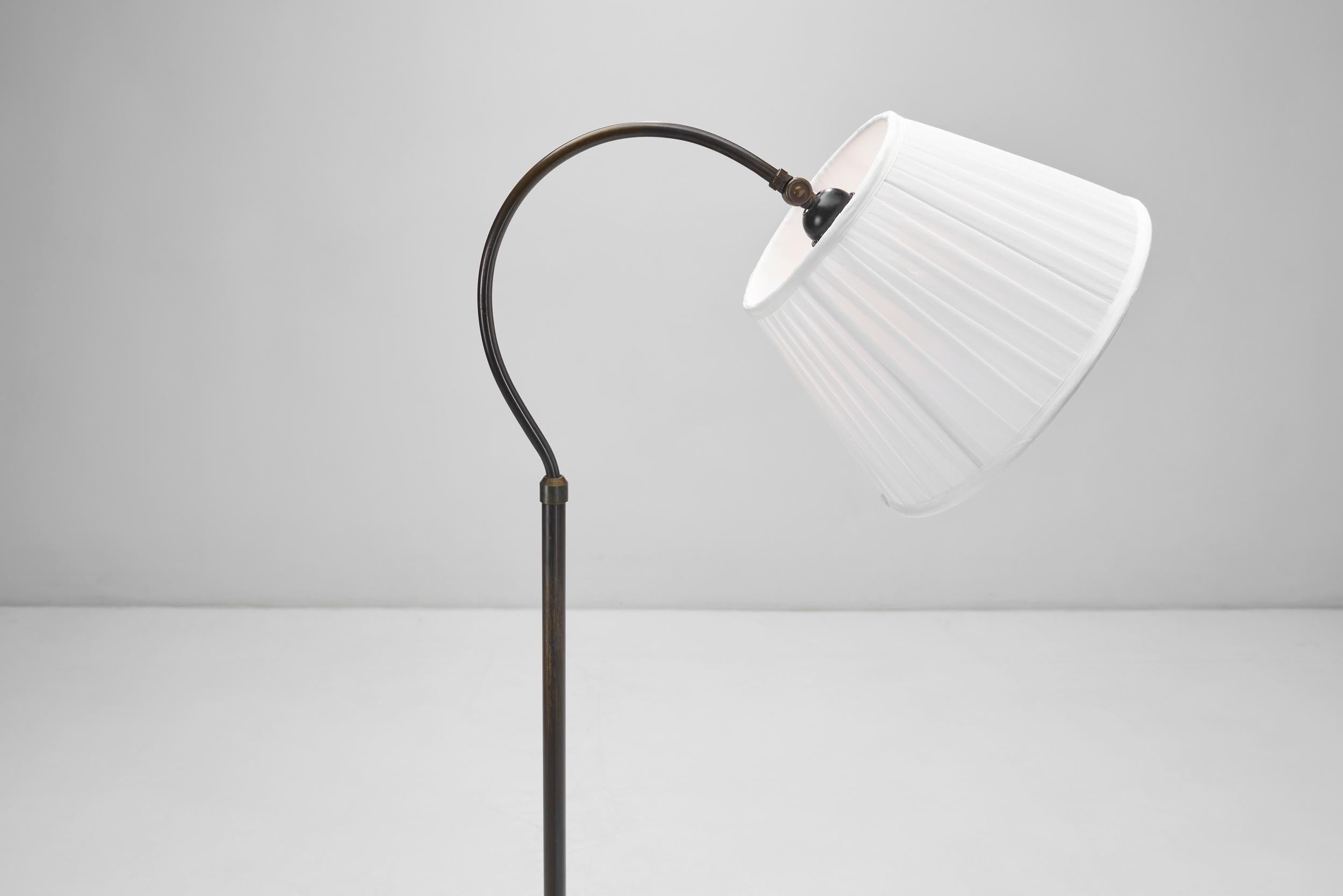 Lampadaire en laiton patiné à col incurvé, Europe, première moitié du 20e siècle en vente 2